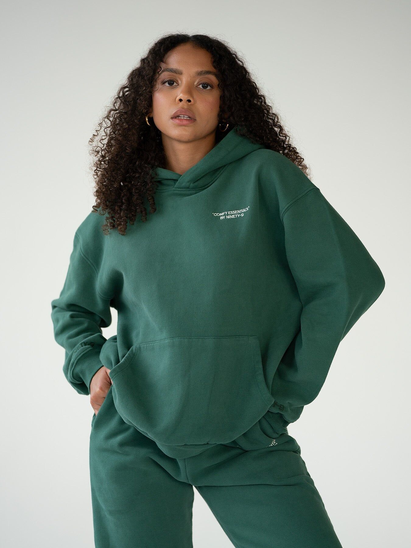 PRENDAS ESENCIALES - Sudadera con capucha • Verde bosque
