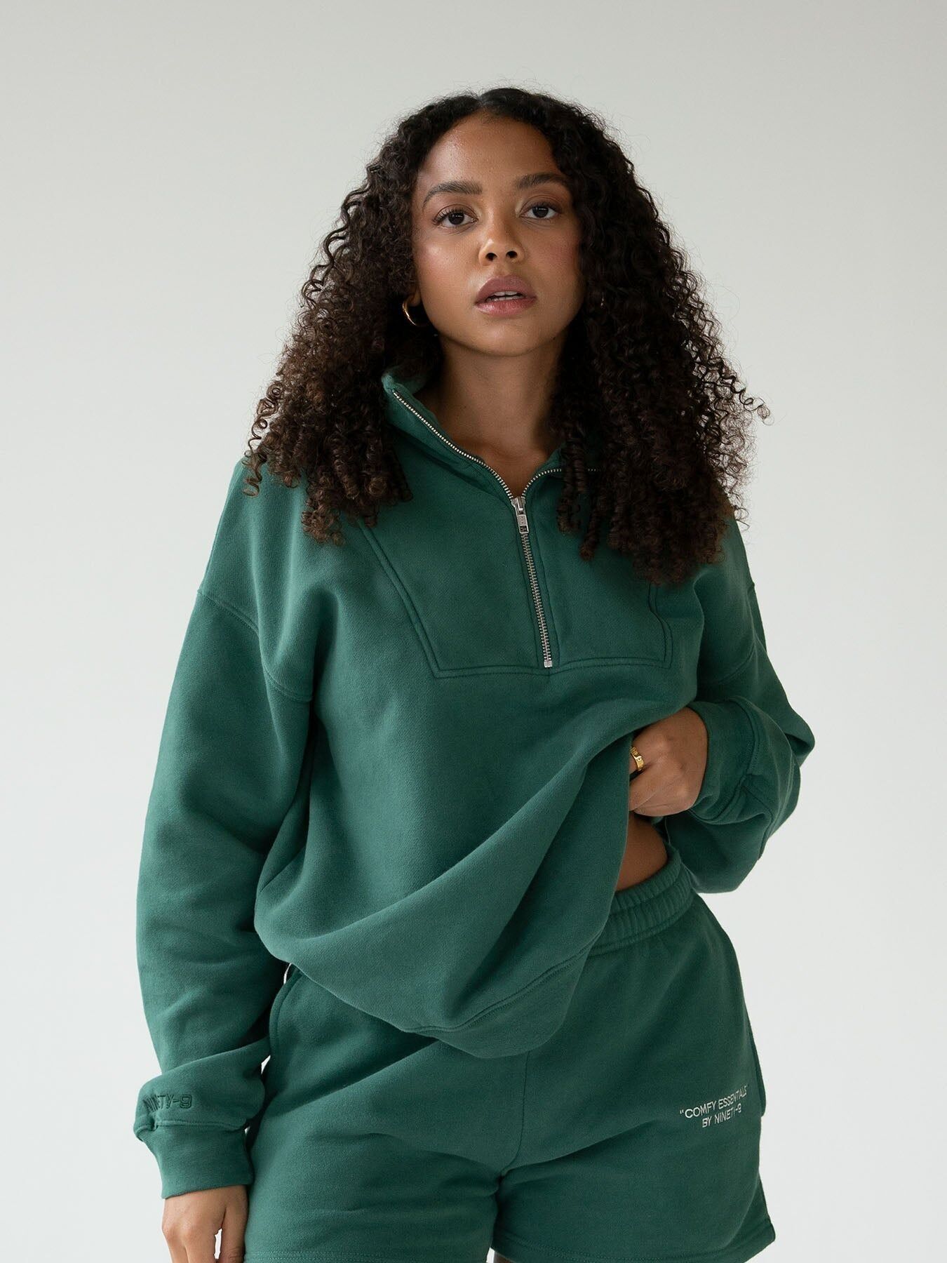 PRENDAS ESENCIALES - Suéter con media cremallera • Verde bosque