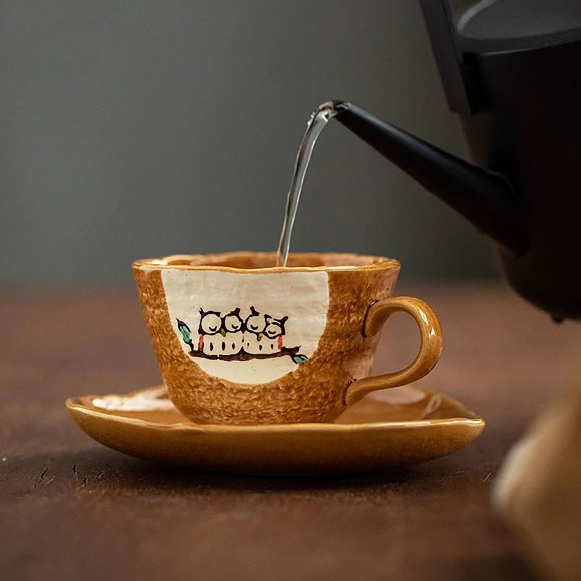 Taza de café con platillo pintado a mano