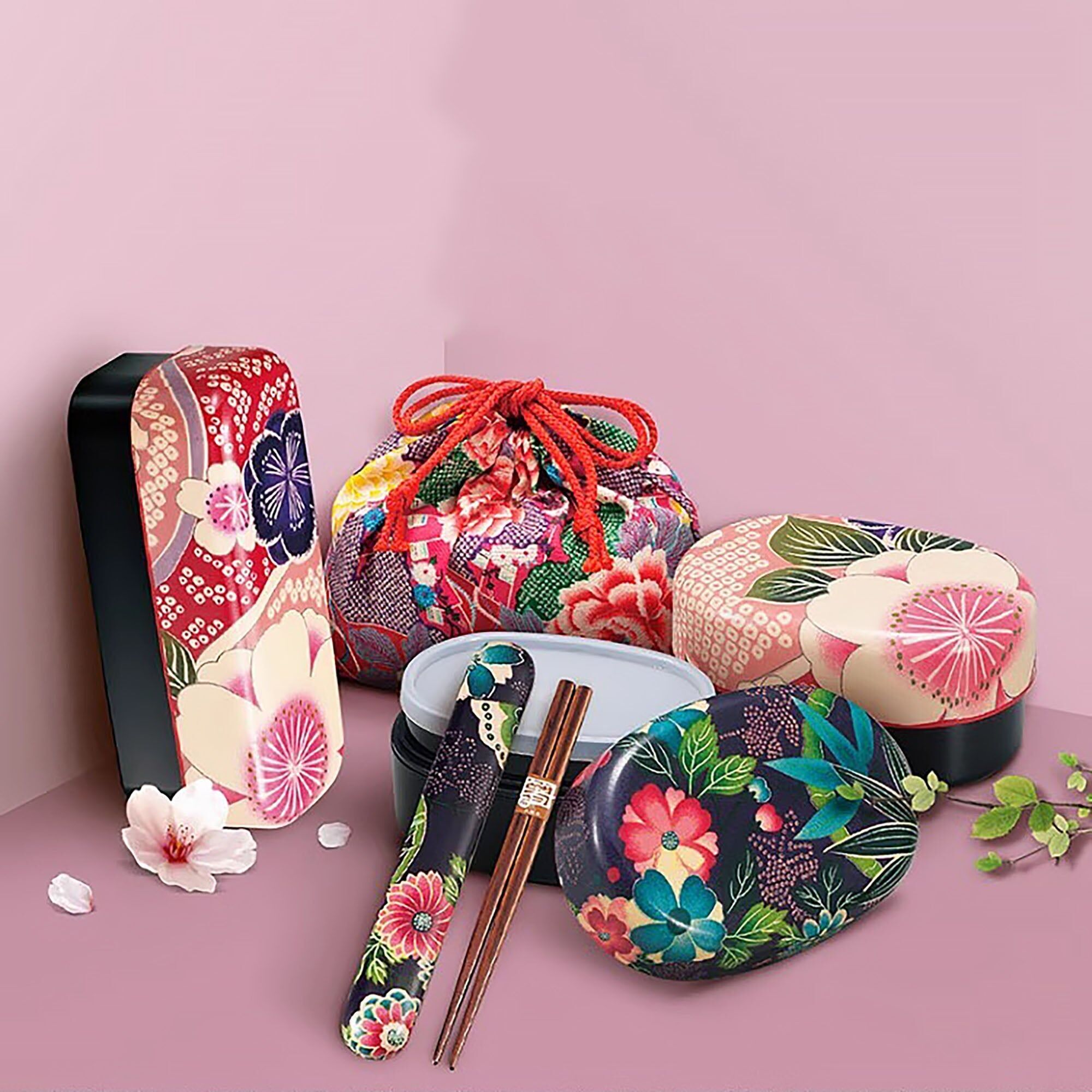 Caja bento y bolsa floral de Hakoya