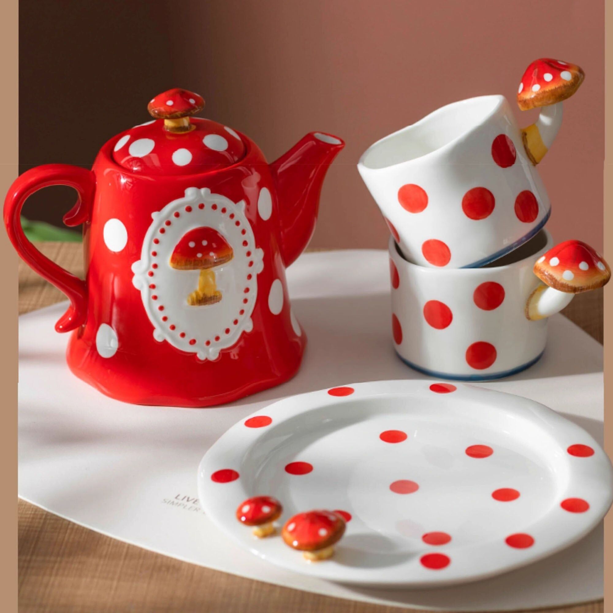 Teiera in ceramica con motivo fungo fatato