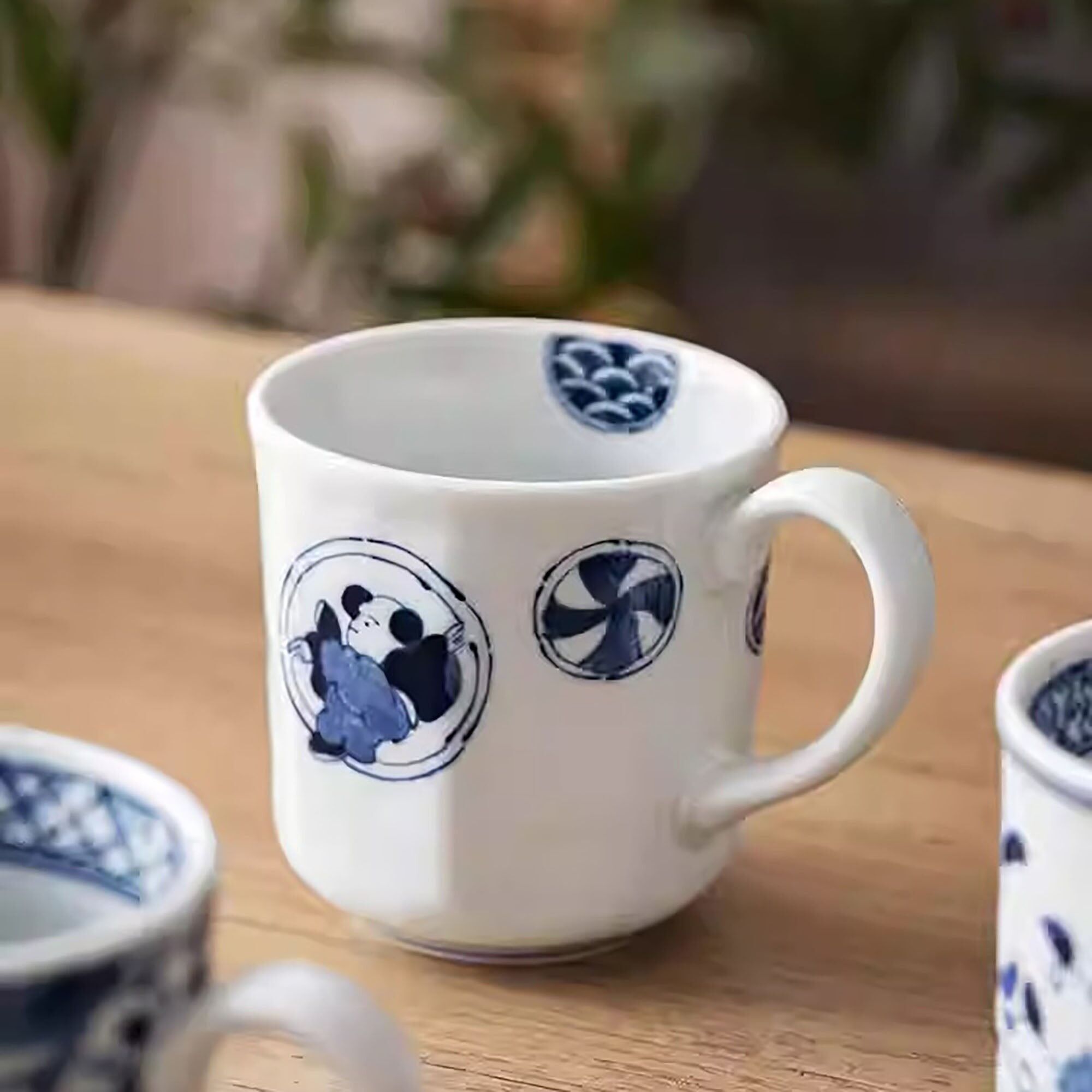 Taza de cerámica azul y blanca de Arita