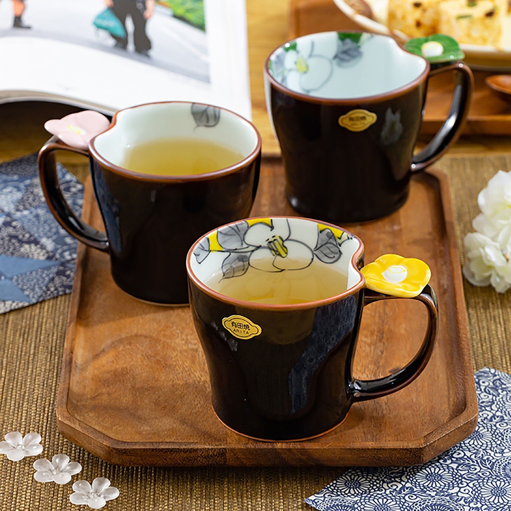 Taza Arita-yaki con diseño floral