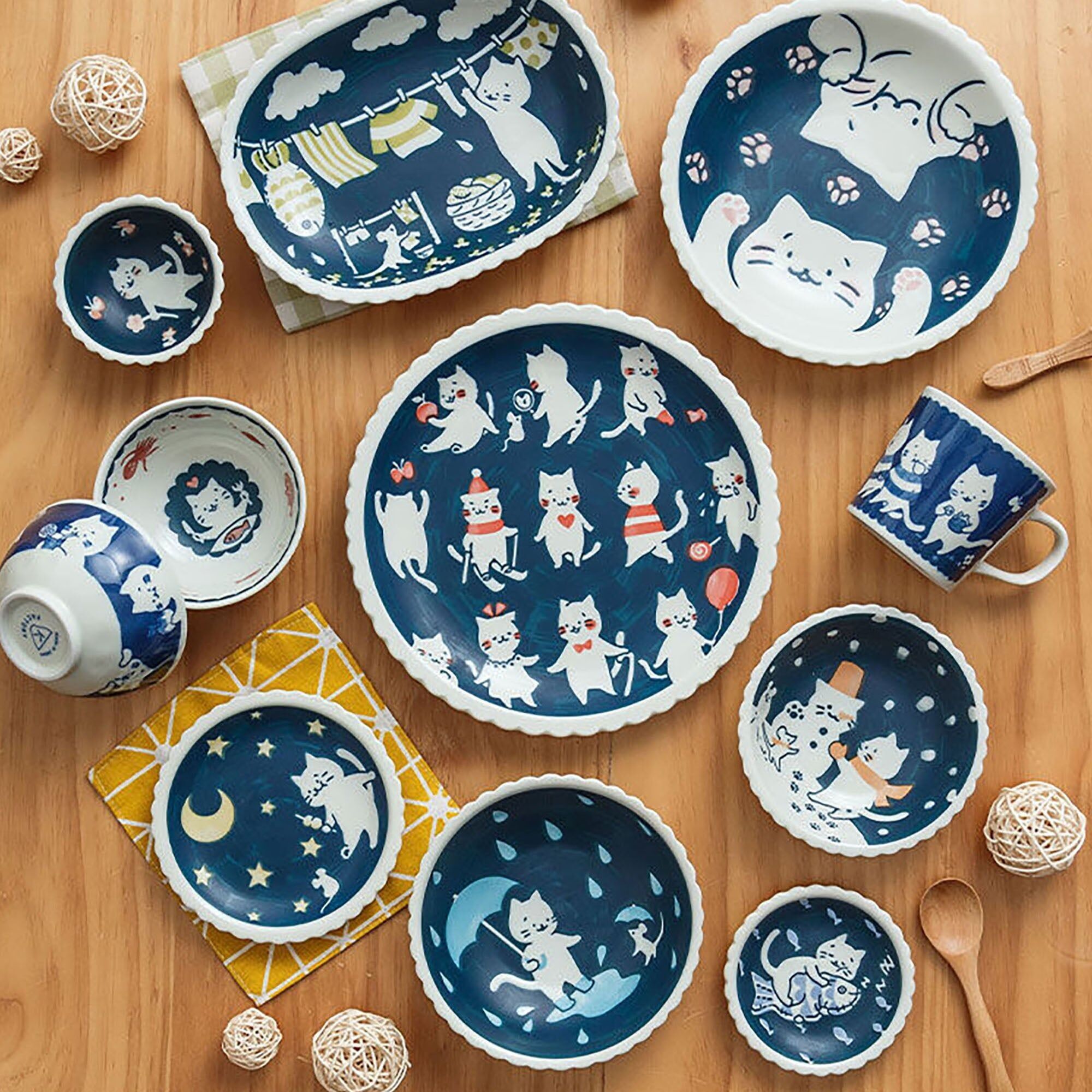 Vajilla con lindo gato