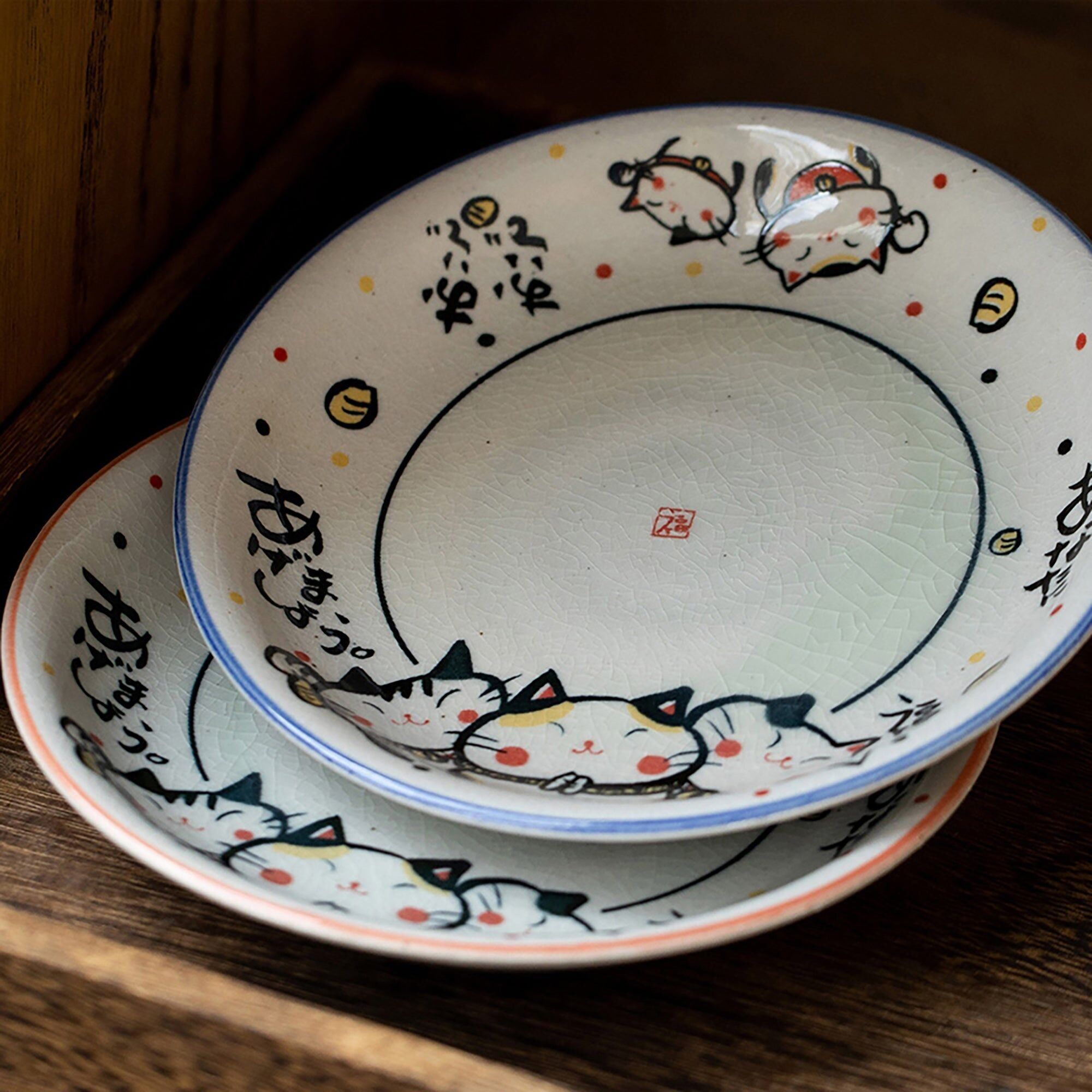 Minoyaki-Teller mit niedlichem, fröhlichem Katzenmotiv