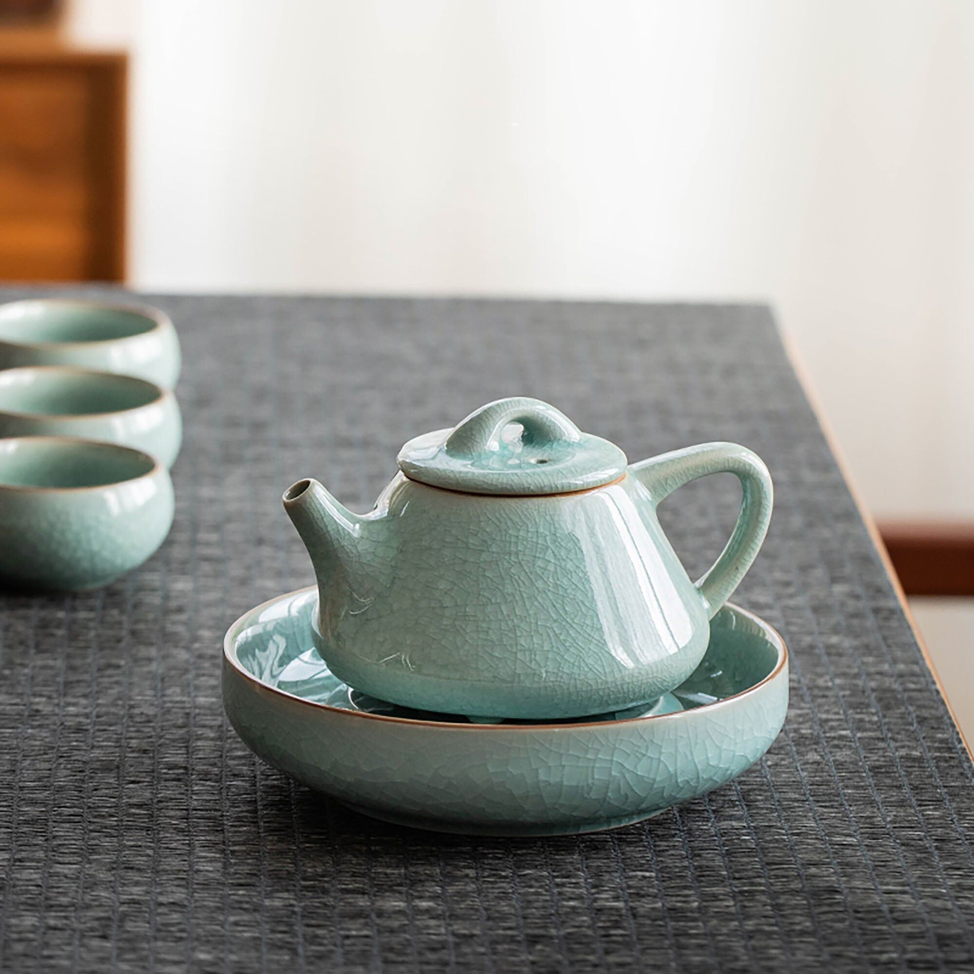 Handgefertigte Teekanne mit Craquelé-Glasur