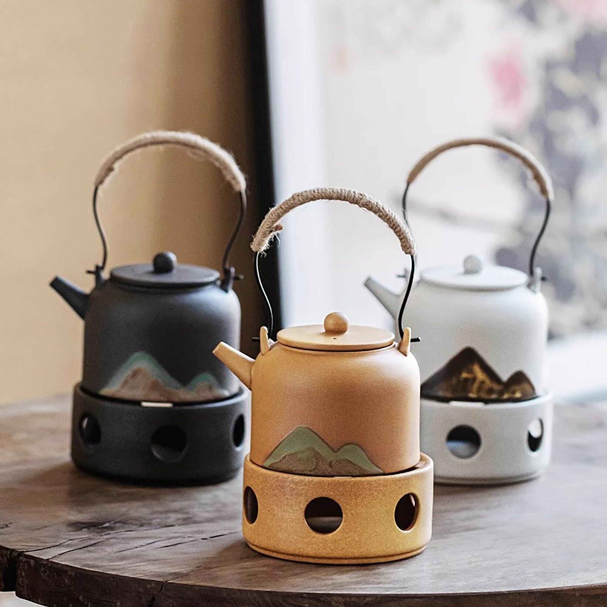 Teeservice im minimalistischen Stil mit handgeflochtenem Seilgriff