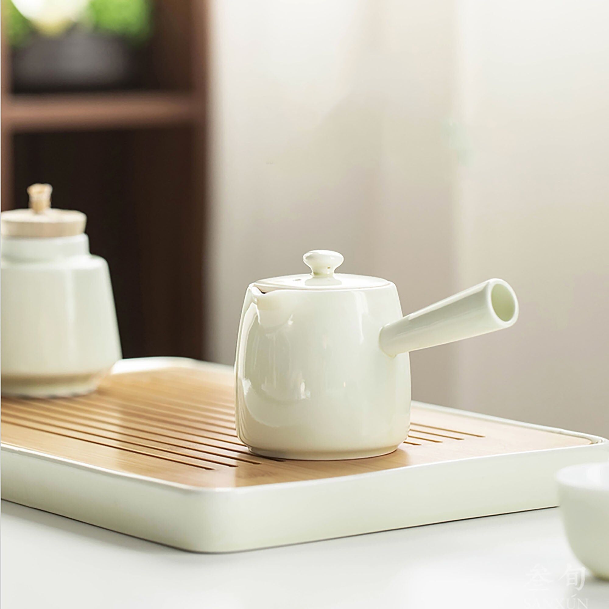 Porzellan-Teekanne mit seitlichem Griff