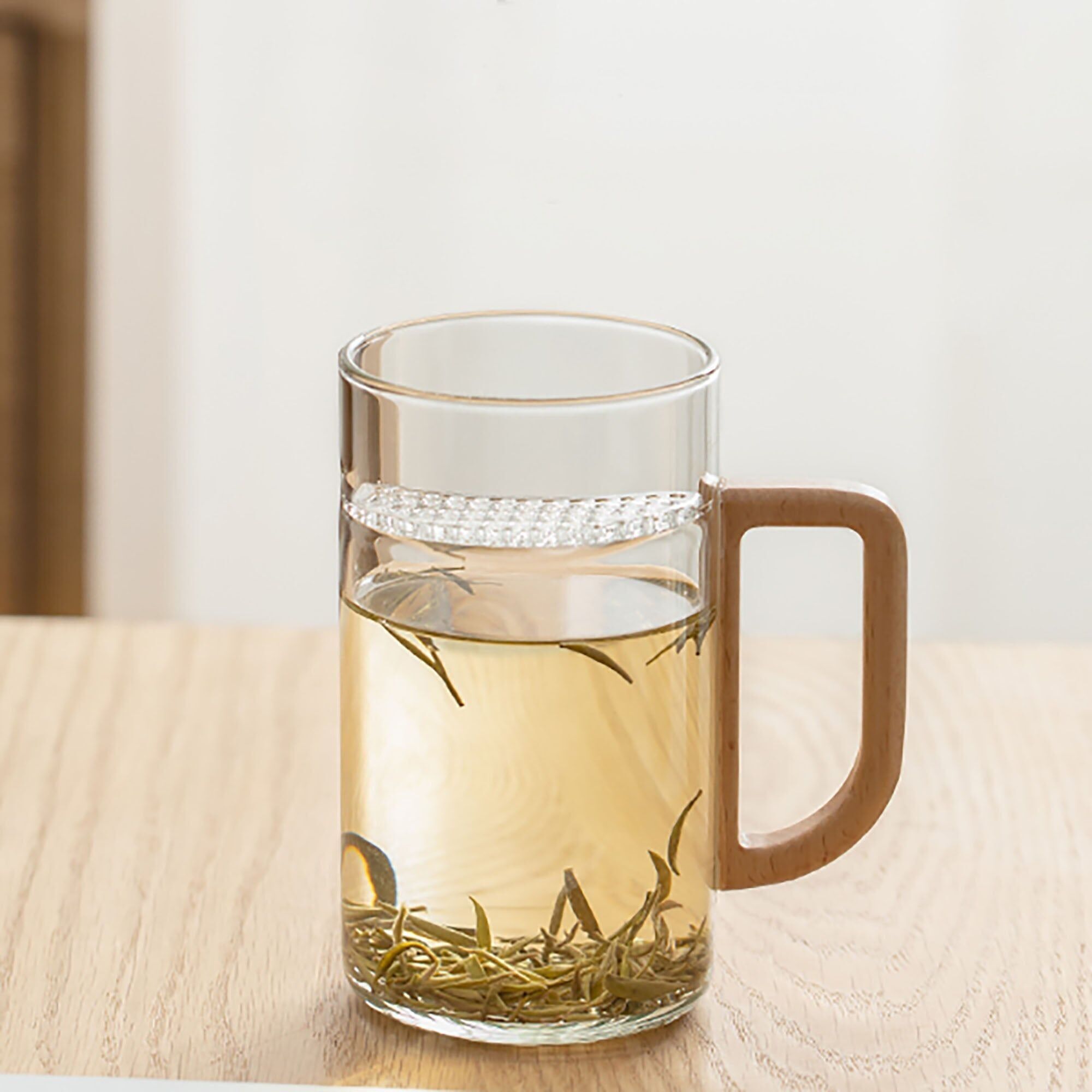 Teebecher aus Glas mit Teefilter
