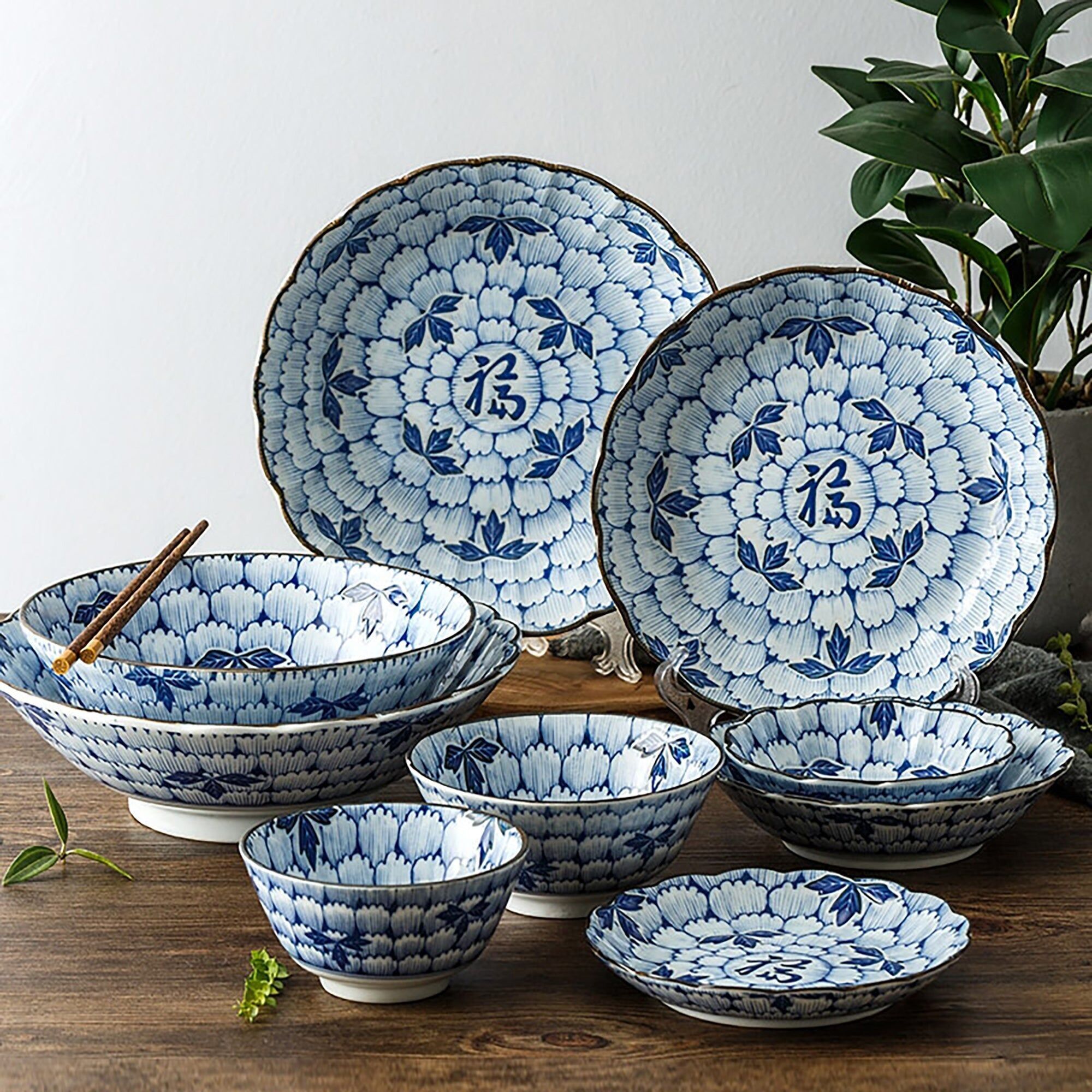 Geschirr mit Pfingstrosenblütenmuster