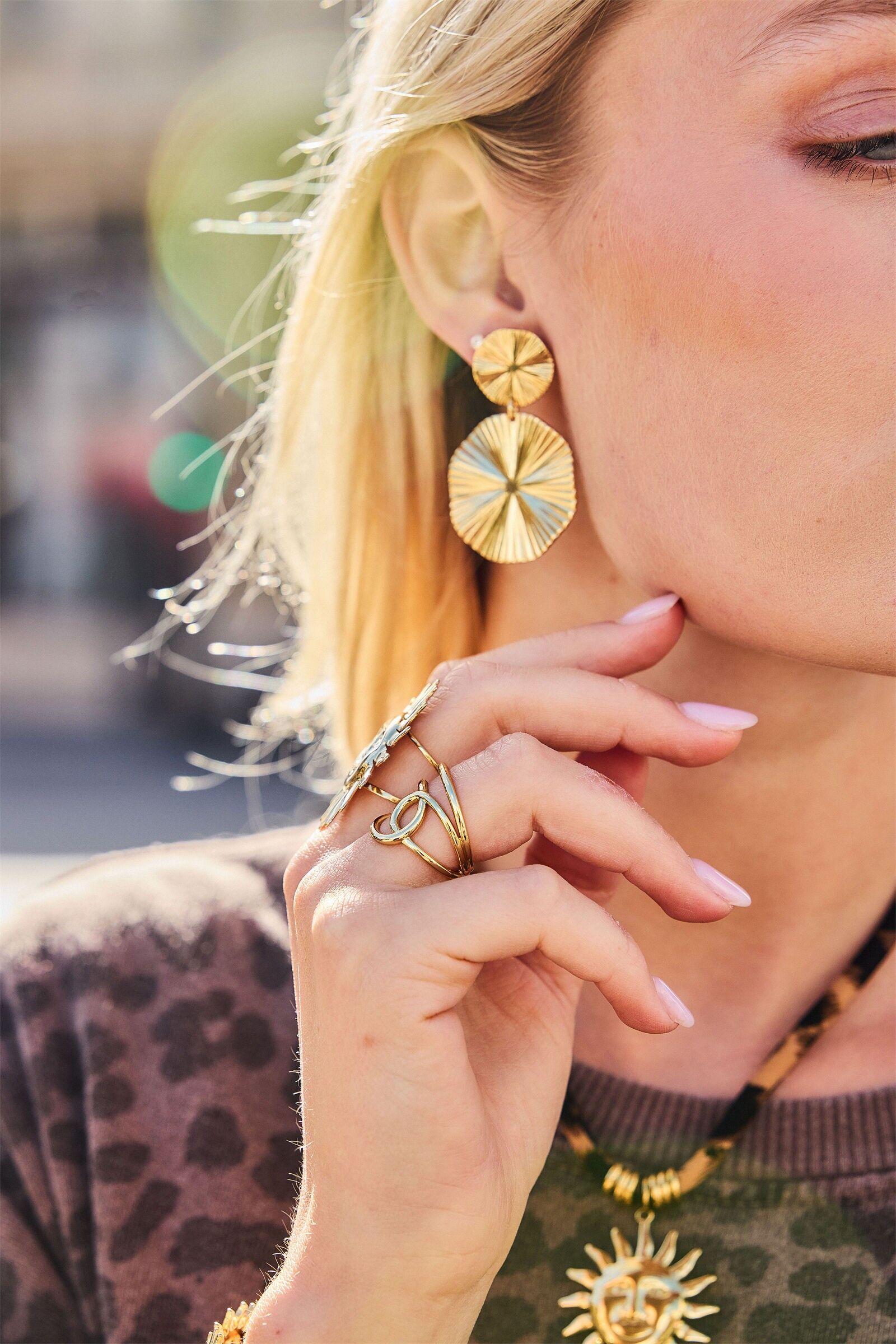 Gold pleated disc earrings – Stainless steel