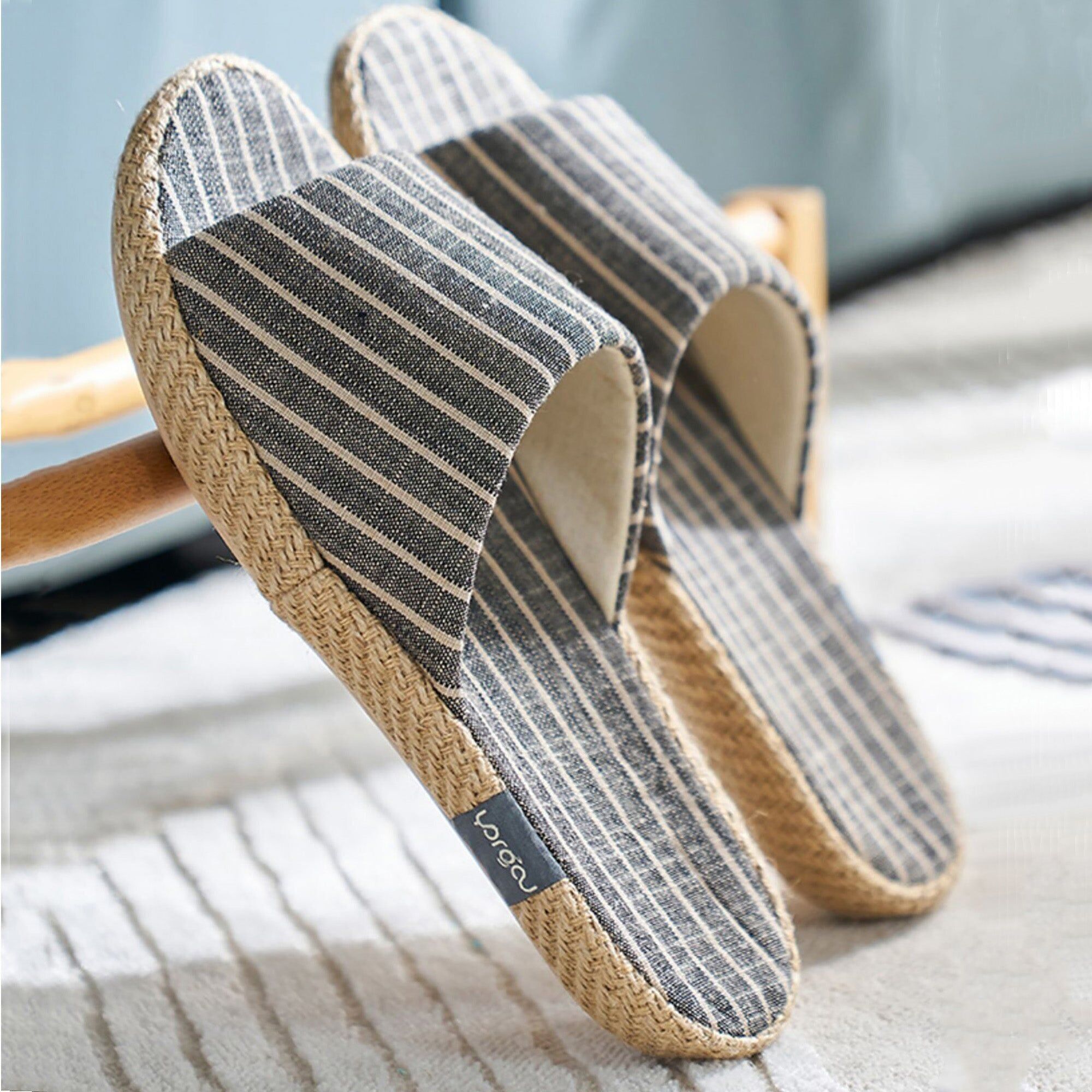 Bequeme Pantoletten aus Leinen und Baumwolle mit offener Spitze