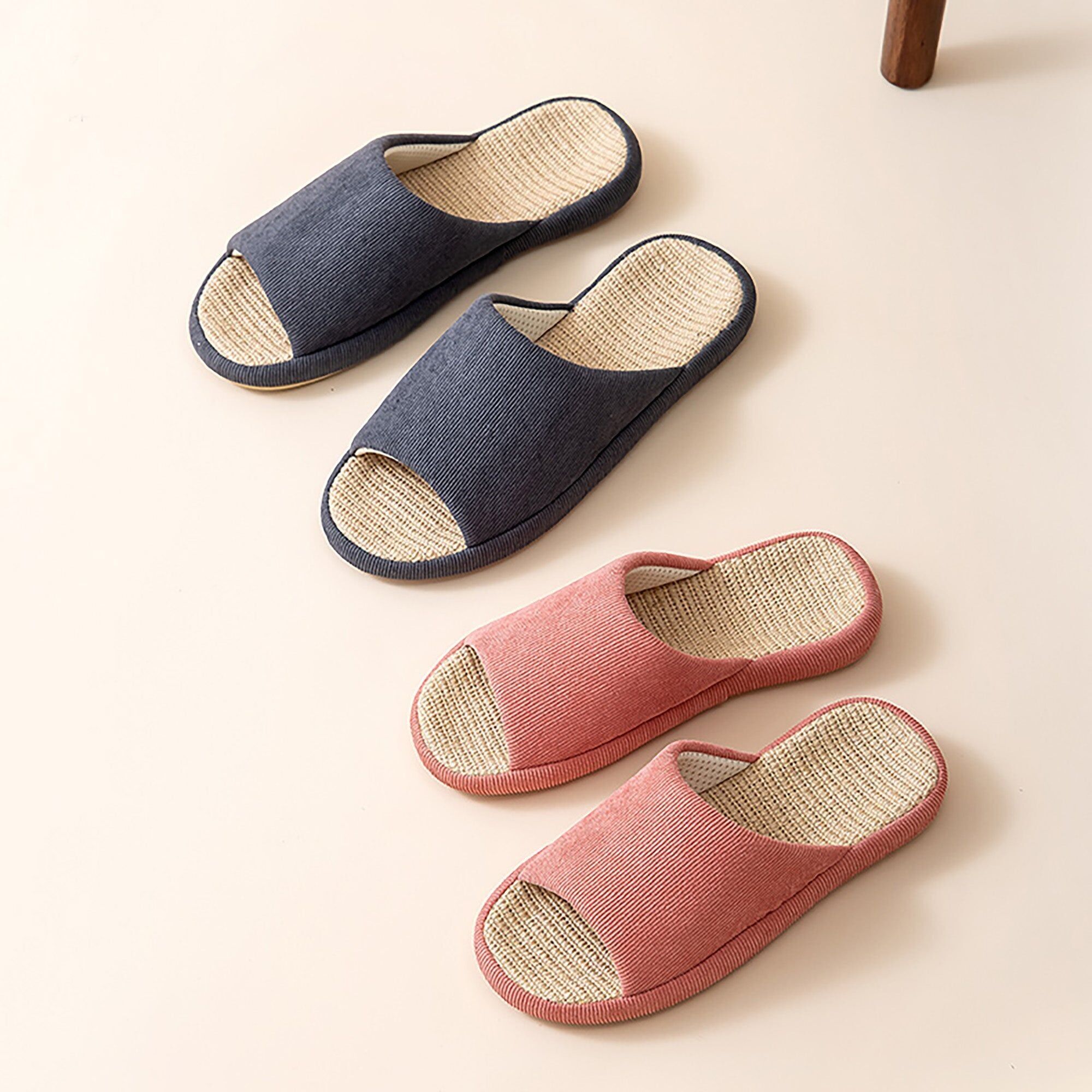 Offene Pantoletten aus Cord und Leinen