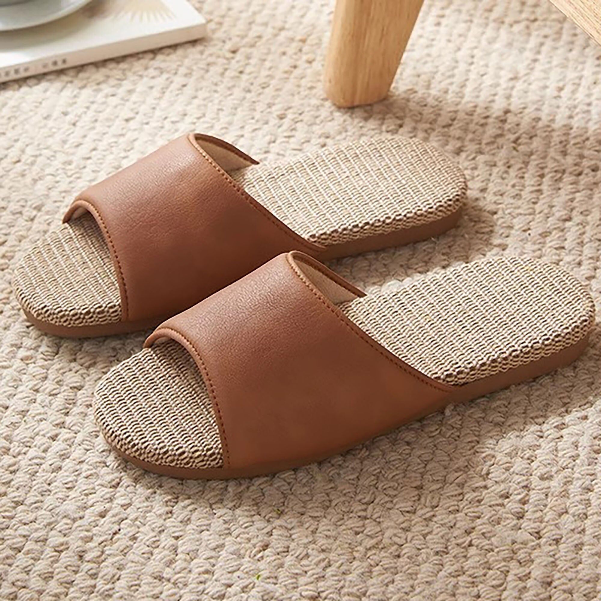 Offene Leinenpantoffeln