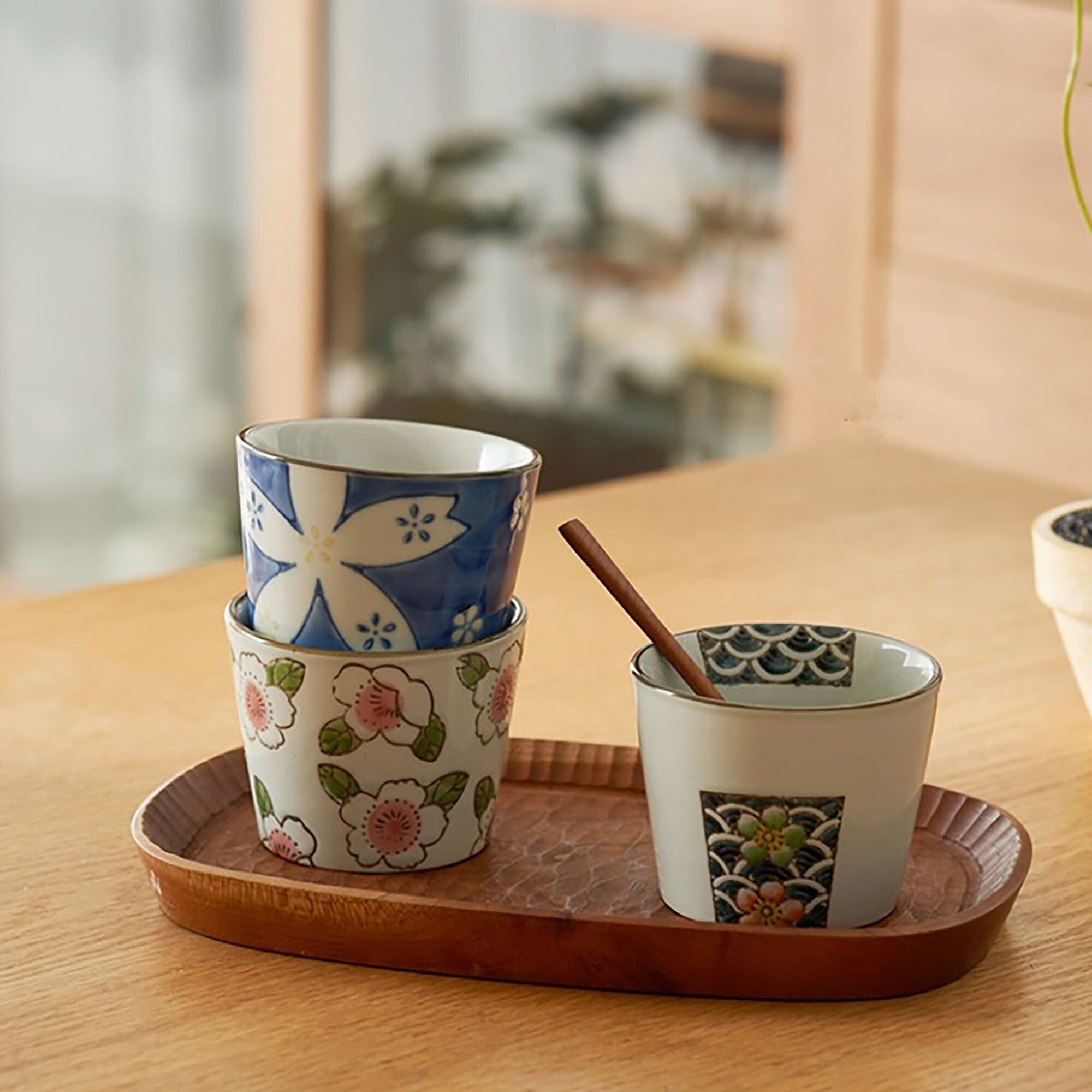 Keramikbecher mit traditionellen Blumenmustern