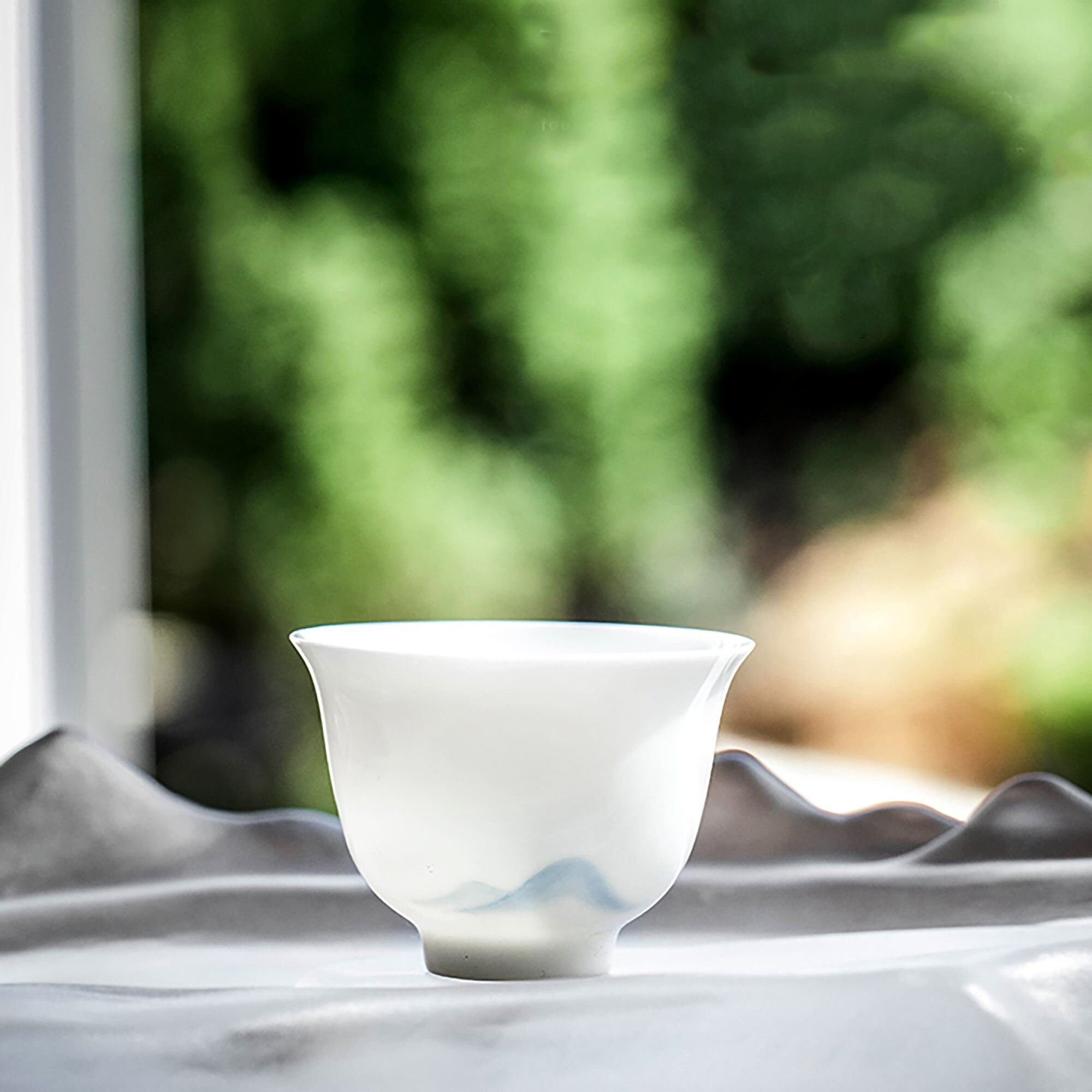 Tazza da tè in ceramica con tema "Montagne lontane"