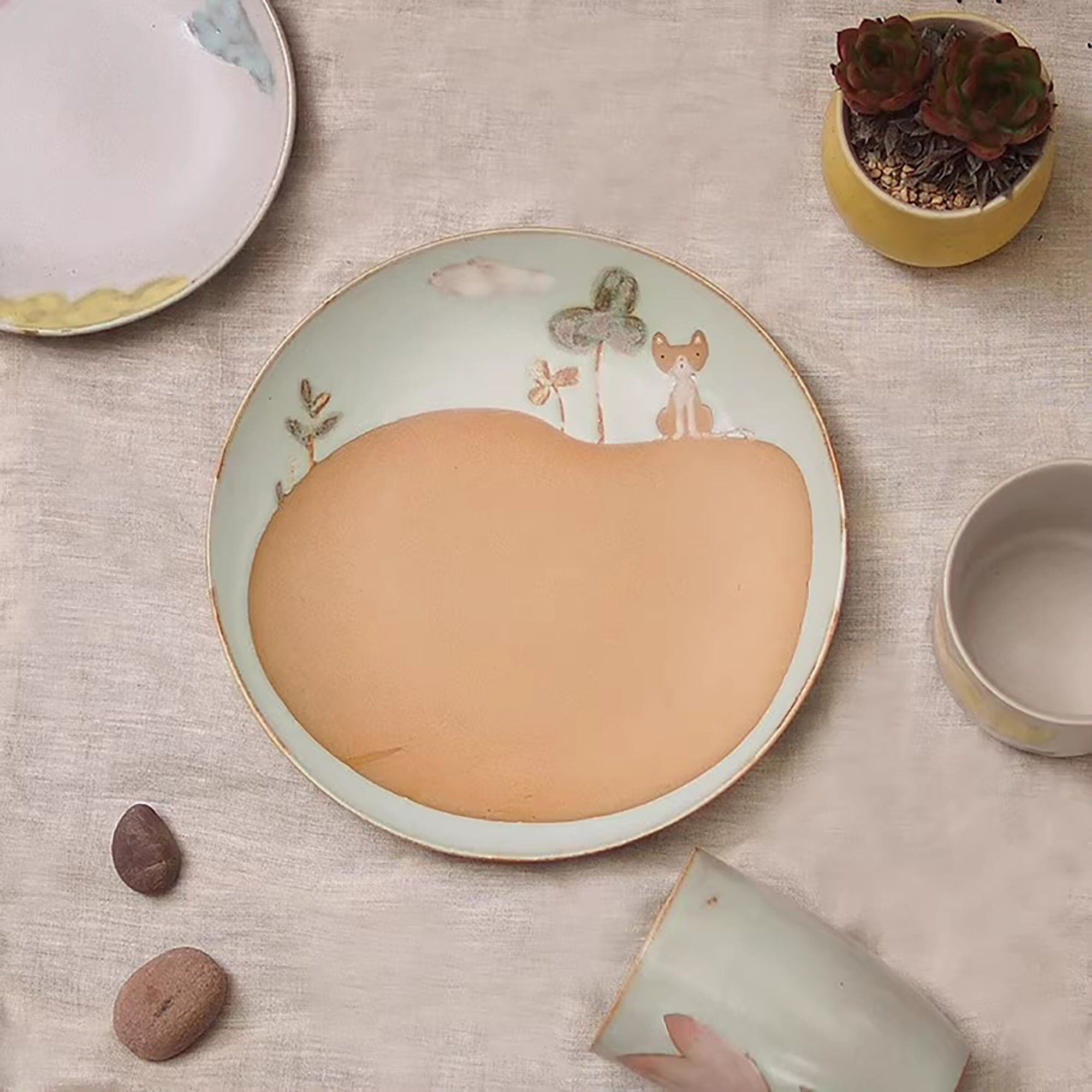 Piatto in ceramica con motivo “Gatto di Montagna”.