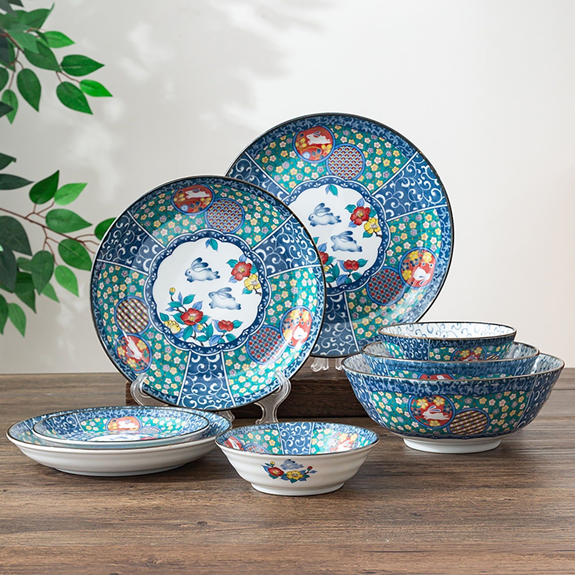 Stoviglie Kutani con motivo floreale a coniglio