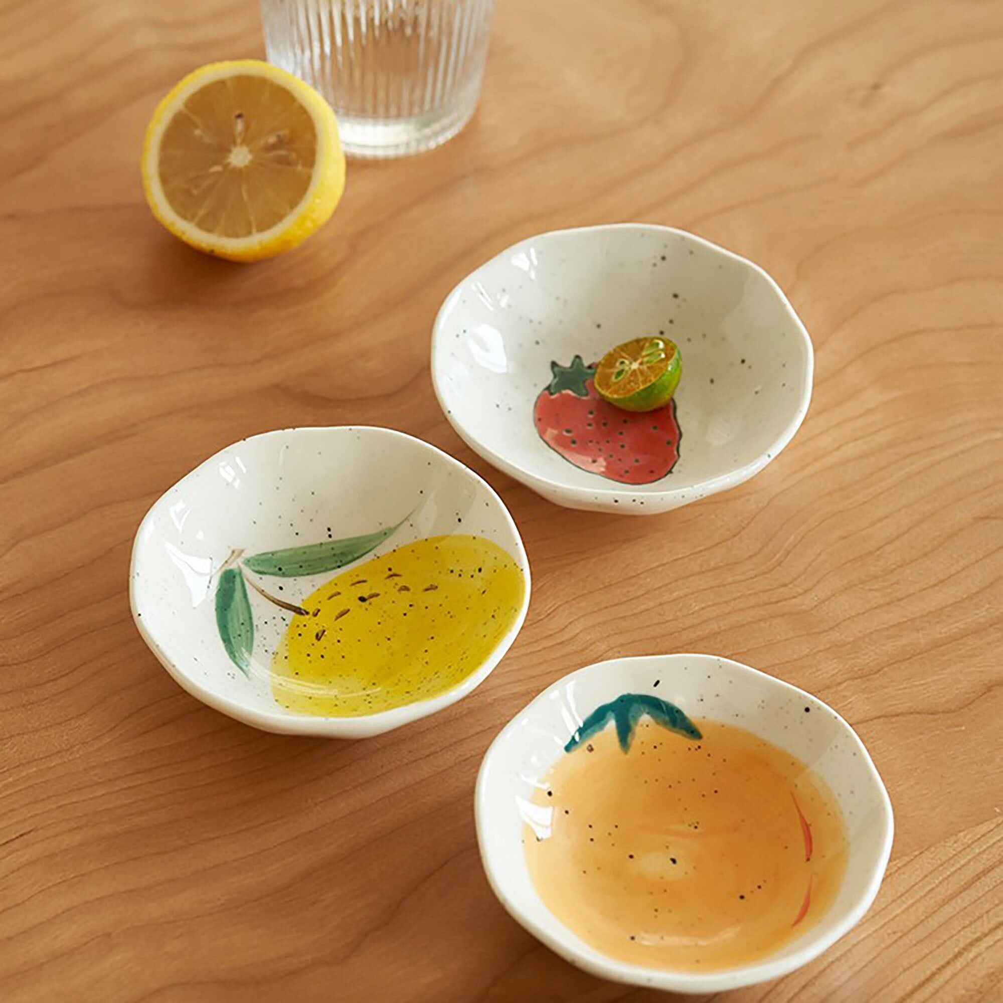 Piatto in ceramica con motivo frutta dipinto a mano