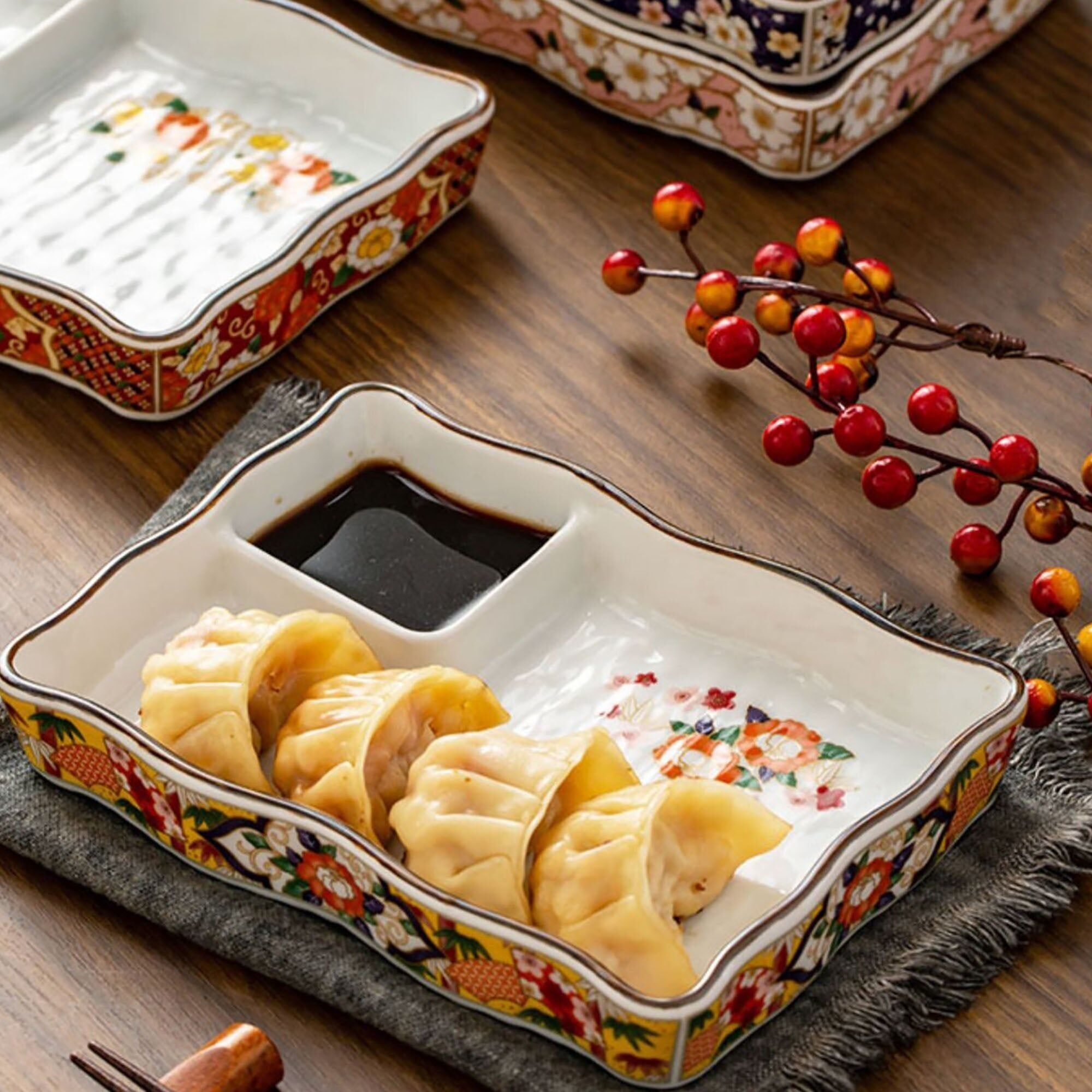 Vassoio di ravioli con zona salsa