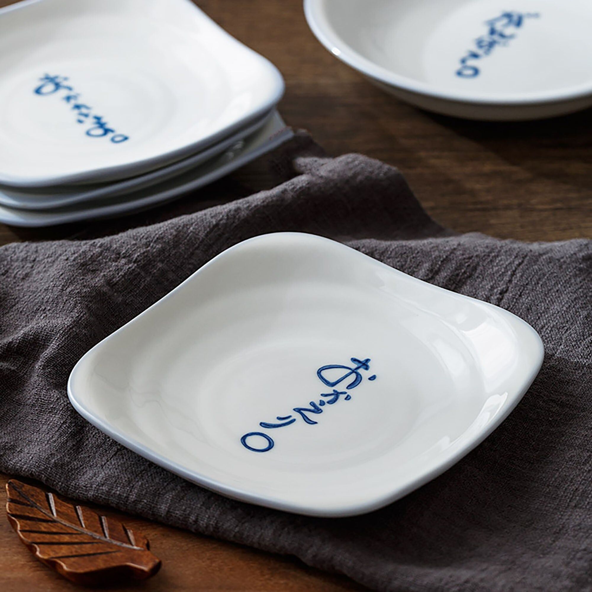 Piatti con frasi giapponesi positive