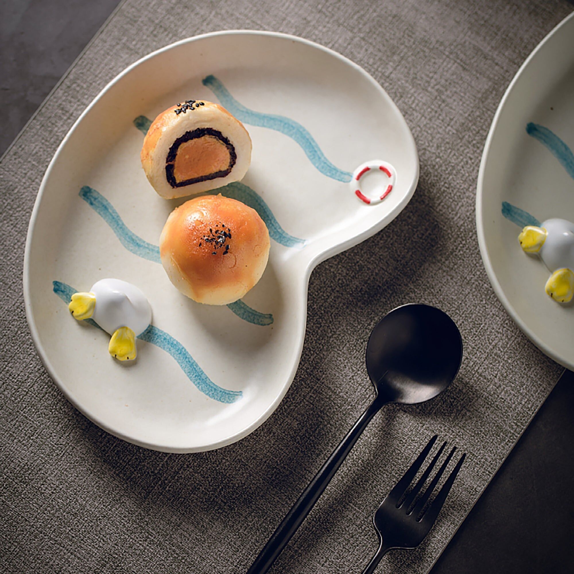 Piatti con simpatica anatra che nuota