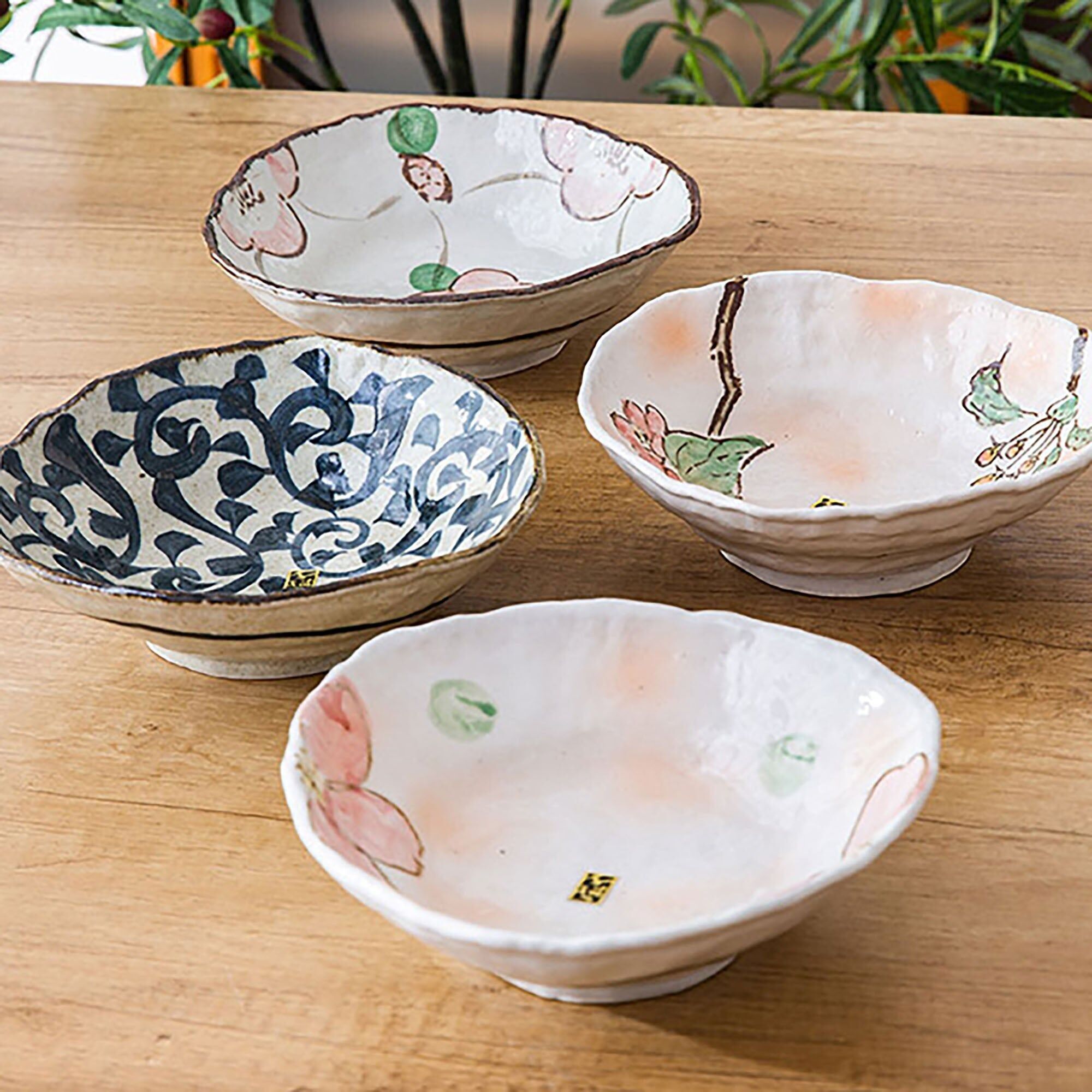 Piatto con motivo camelie