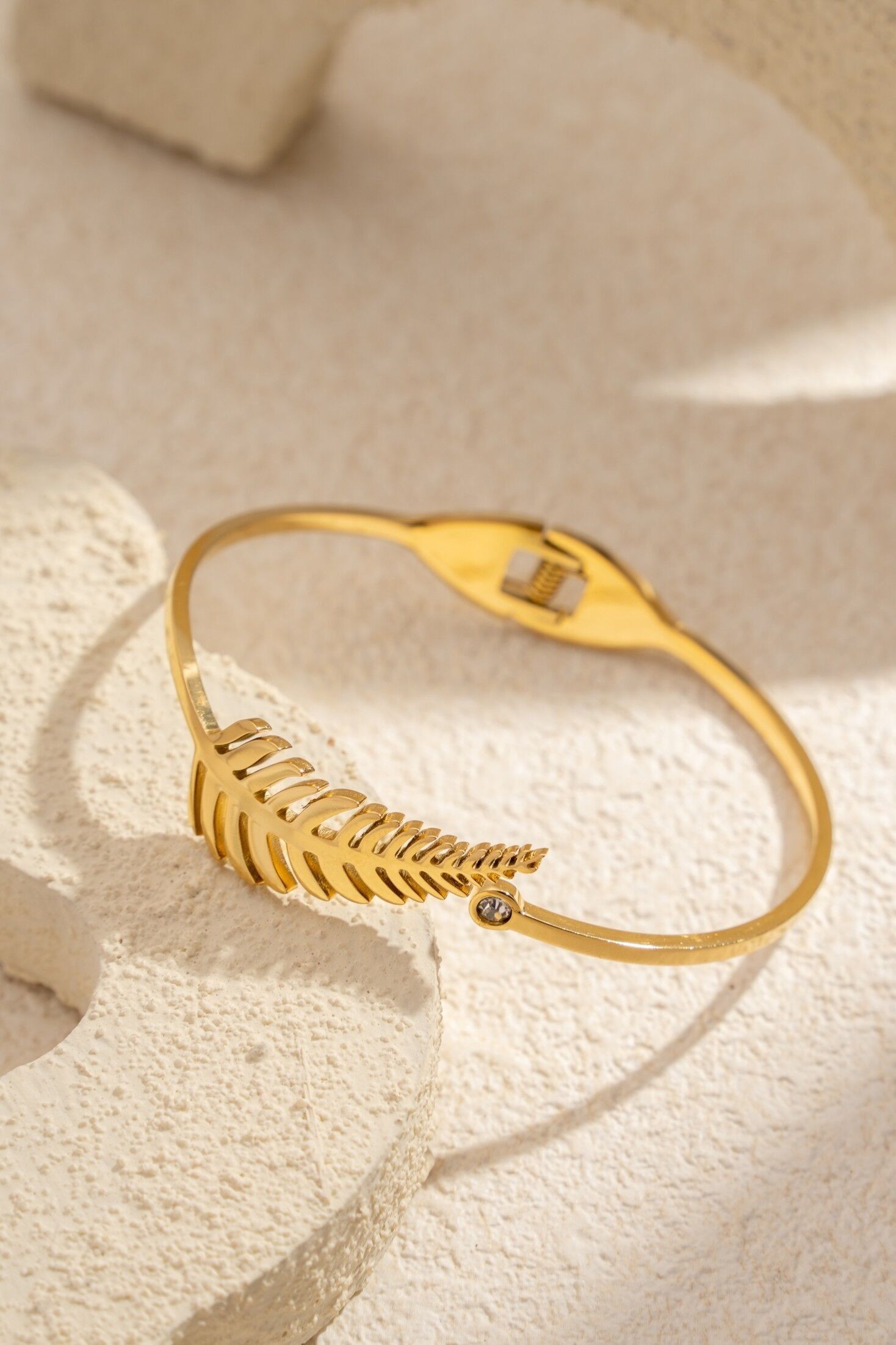 Elegantes Armband aus Edelstahl mit Goldblatt-Verzierung und Edelsteinen