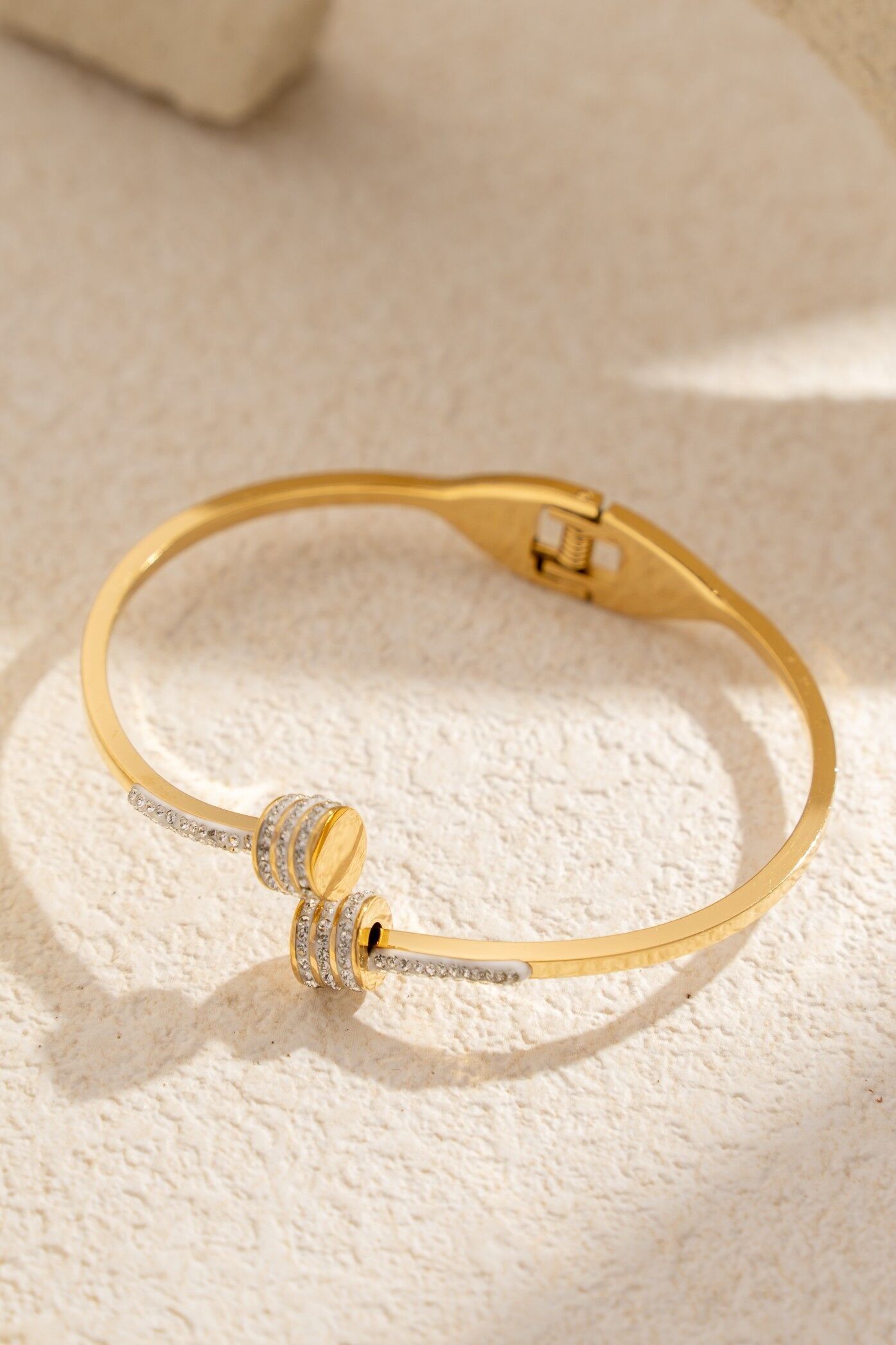 Armreif mit Strasssteinen in Goldoptik – Schicker und glänzender Edelstahl
