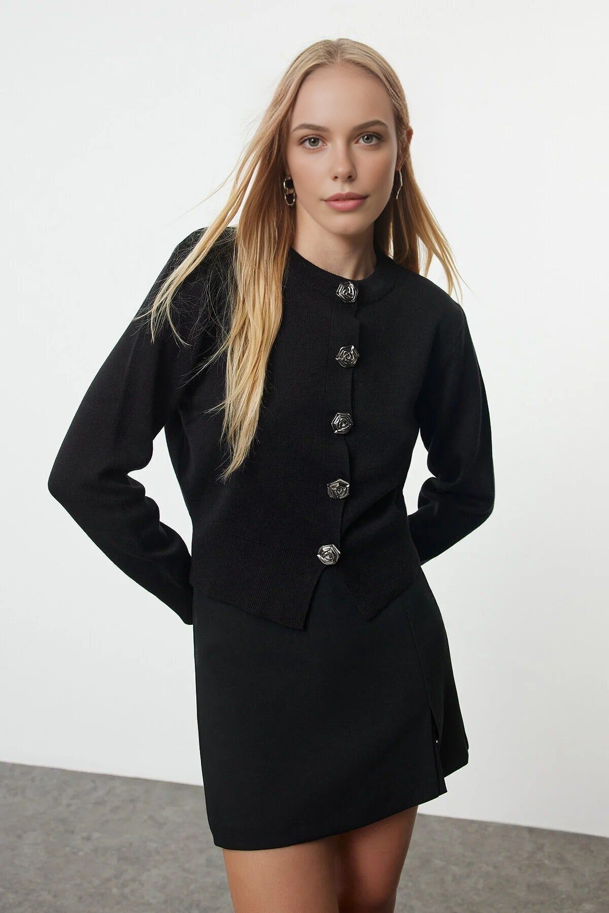 Cárdigan corto de punto de primera calidad con detalle de botón de rosa