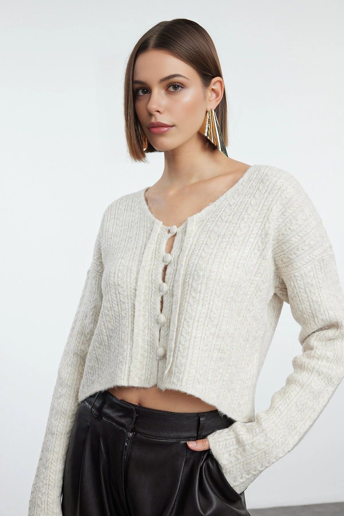 Cárdigan corto de punto suave texturizado con detalle de botones