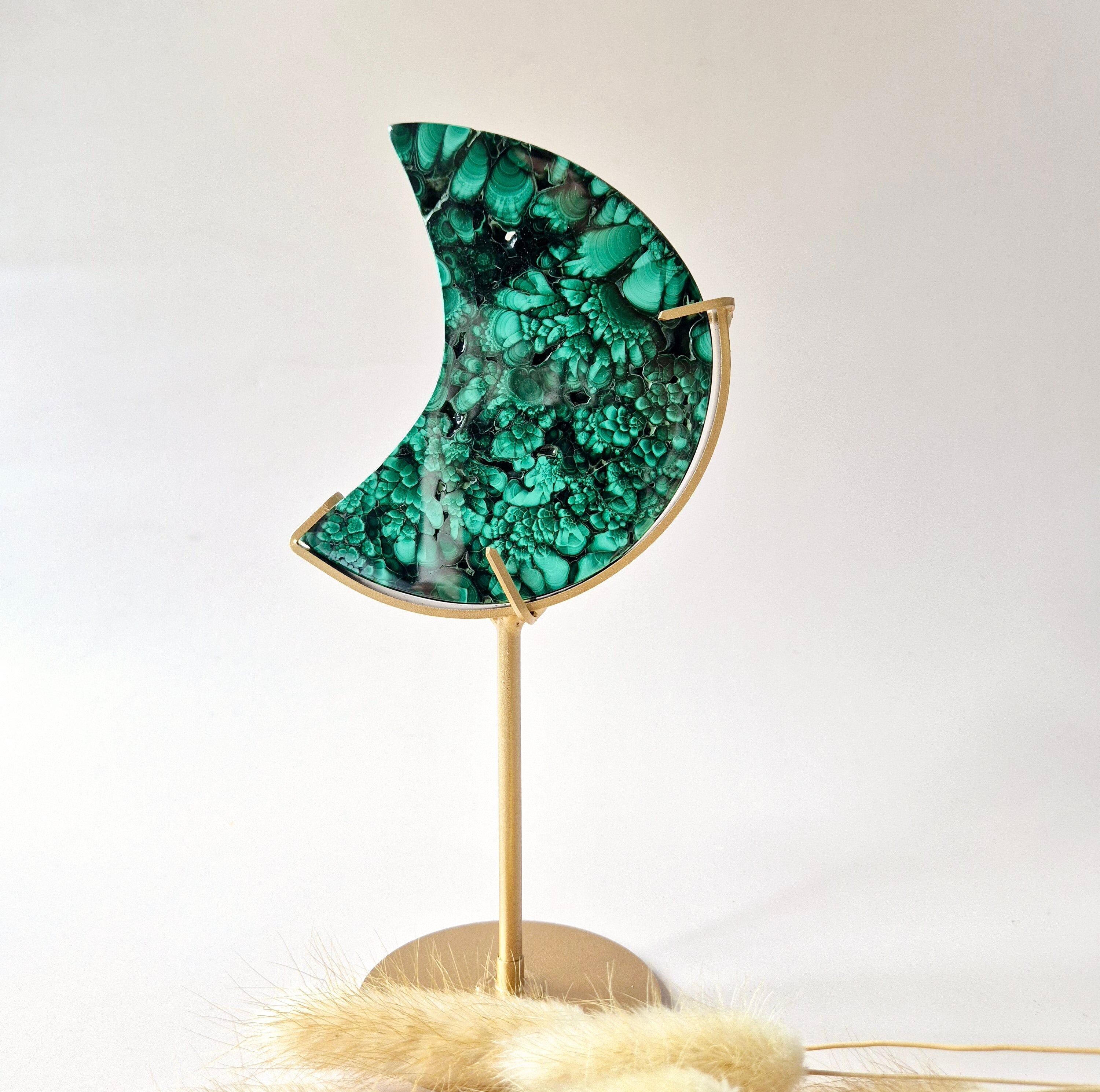 Luna de malaquita AA+ de alta calidad sobre soporte – 10 cm | Transformación y protección