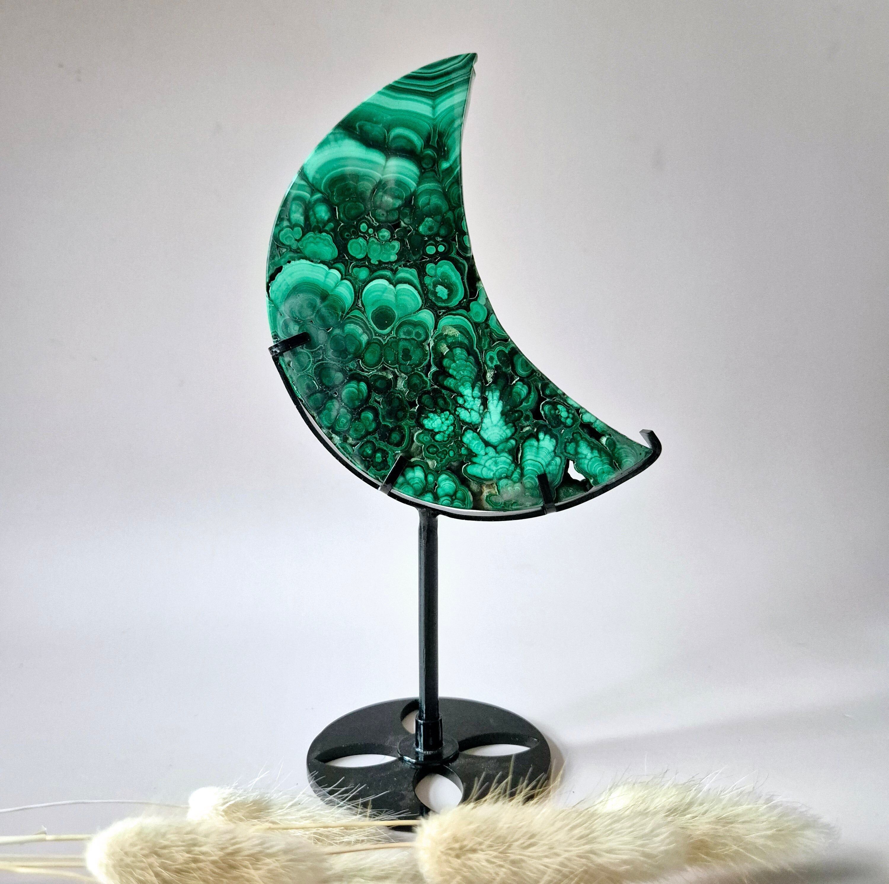 Luna de malaquita AA+ de alta calidad sobre soporte – 280 g | Transformación y protección