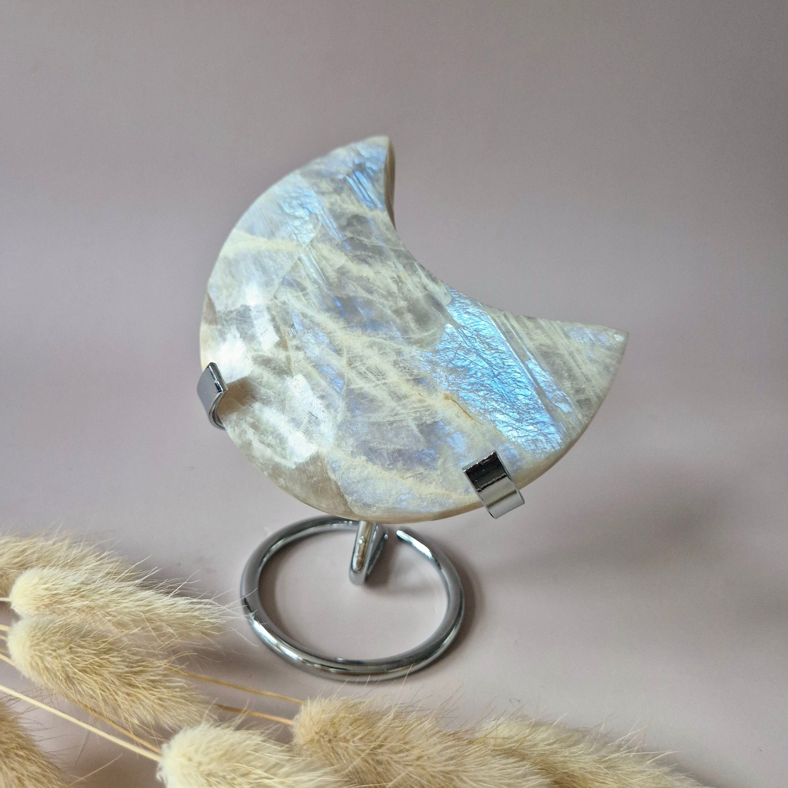 Lune XL en pierre de lune bleue sur support en métal – 267 g | Pierre d'énergie et d'intuition féminines