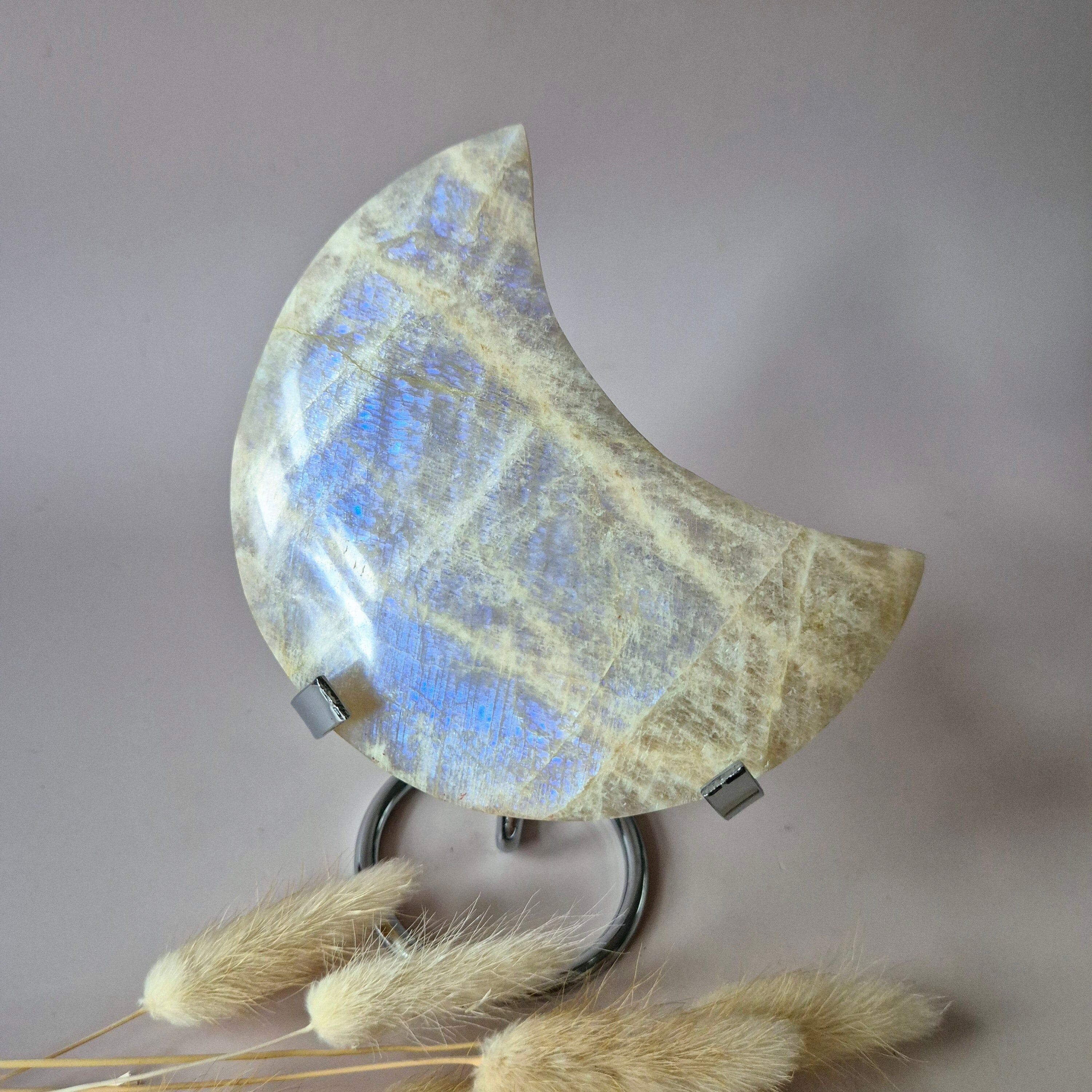 Lune XL en pierre de lune bleue sur support en métal – 323 g | Pierre d'énergie et d'intuition féminines