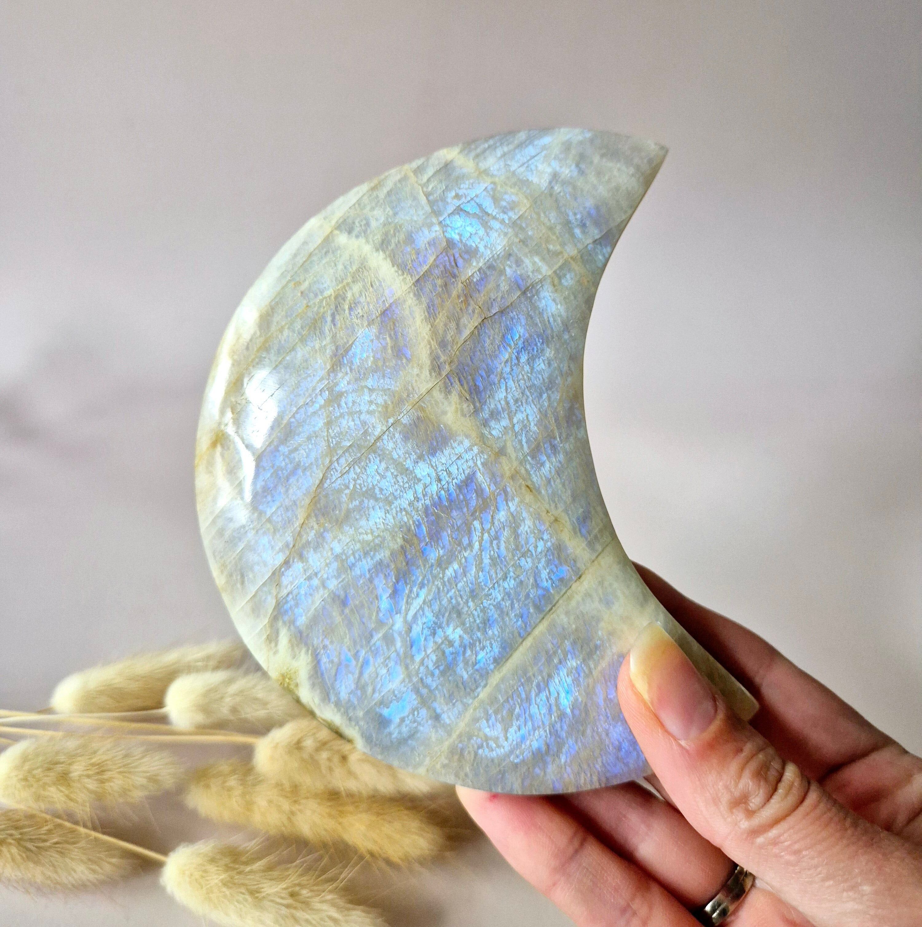 Luna de piedra lunar azul XL sobre soporte metálico – 327 g | Piedra de la energía femenina y la intuición