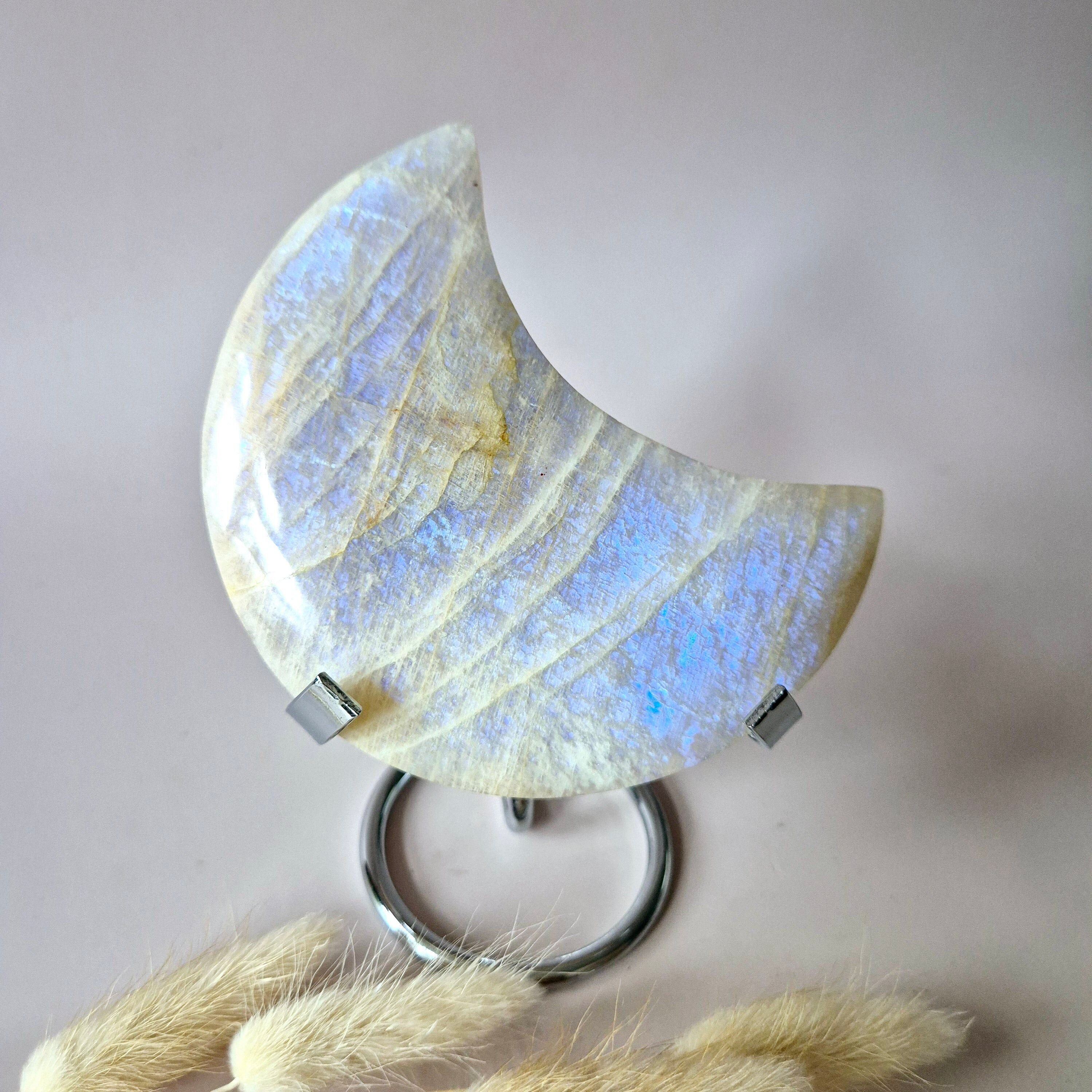 Lune XL en pierre de lune bleue sur support en métal – 277 g | Pierre d'énergie et d'intuition féminines