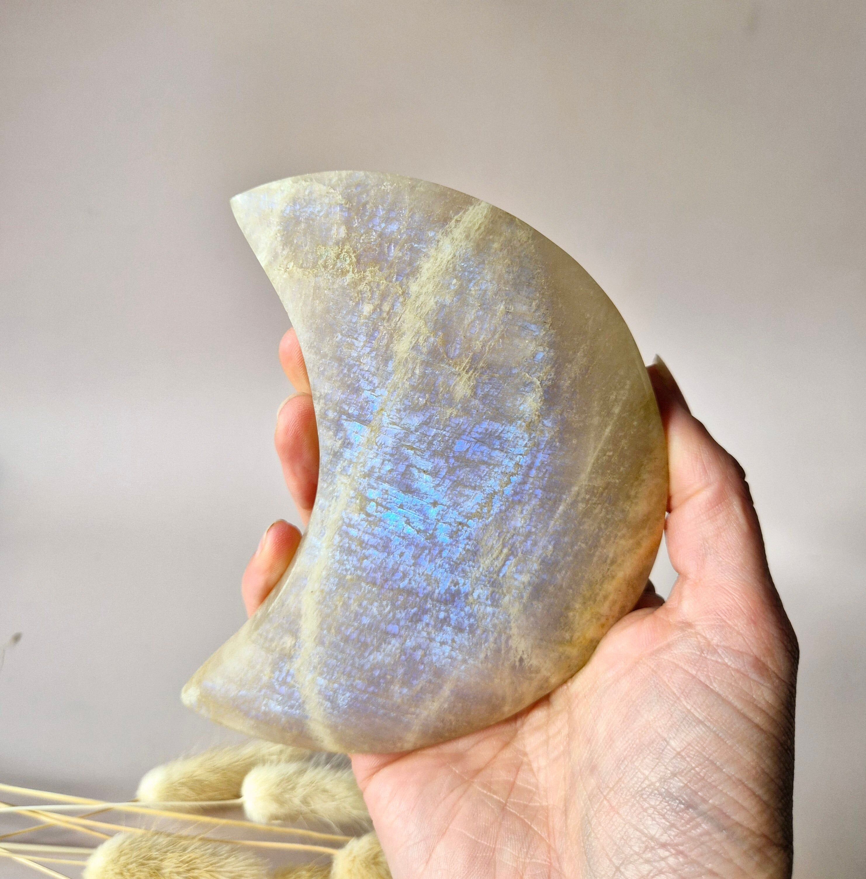 Lune XL en pierre de lune bleue sur support en métal – 300 g | Pierre d'énergie et d'intuition féminines