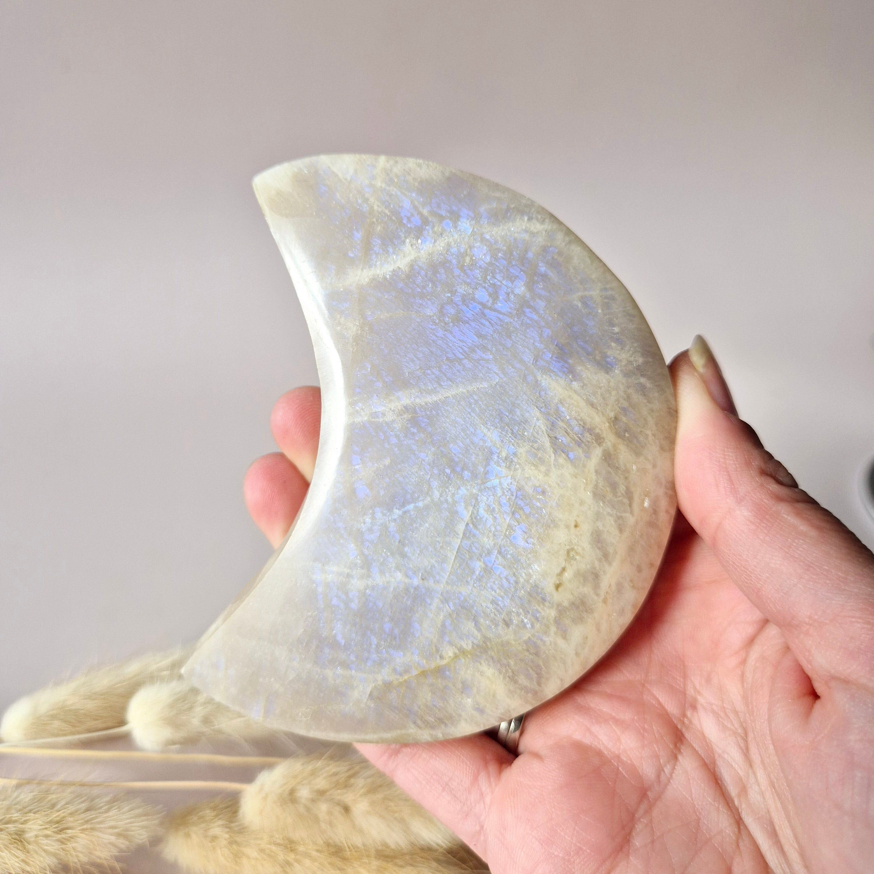 Lune XL en pierre de lune bleue sur support en métal – 215 g | Pierre d'énergie et d'intuition féminines