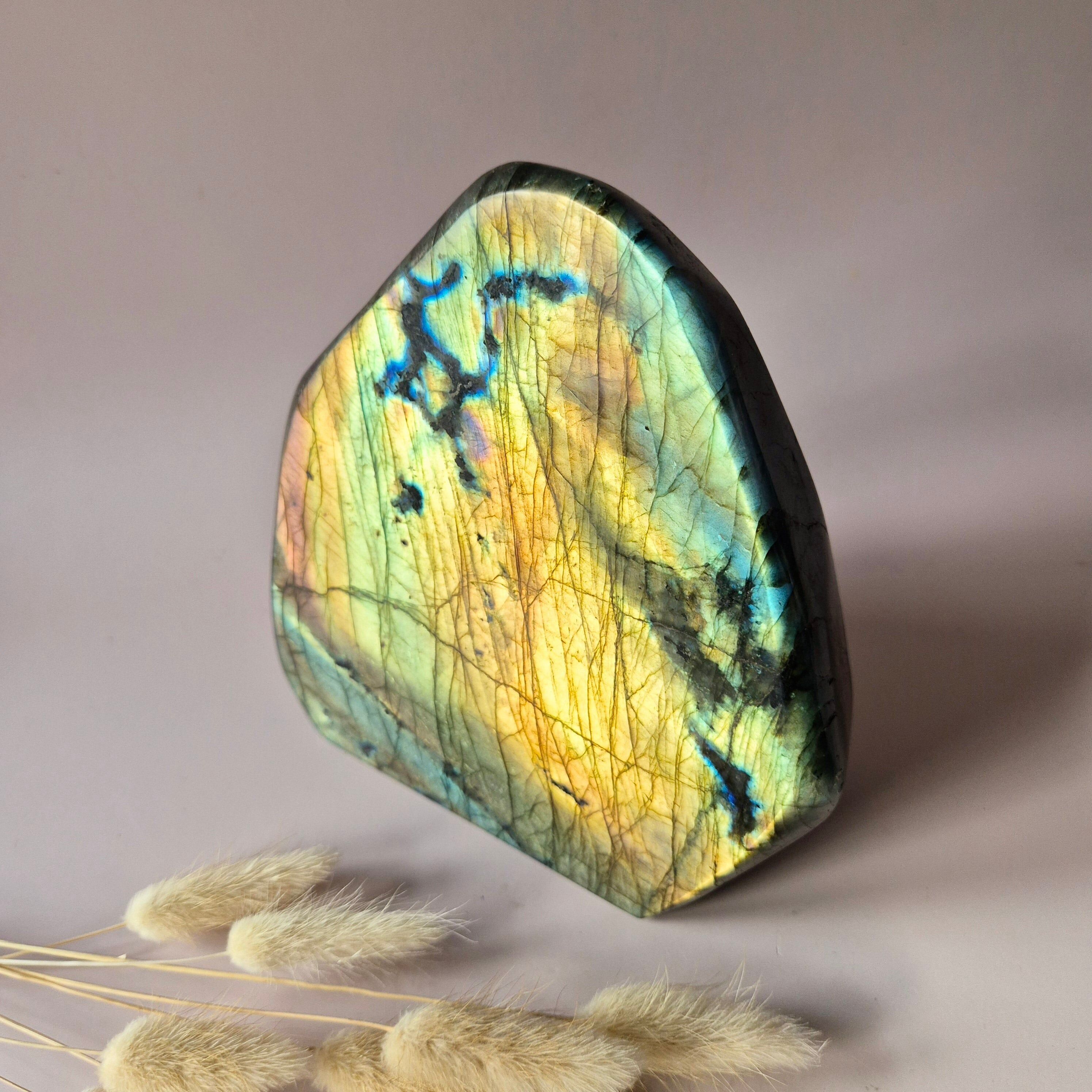 XXL Labradorit-Freiform, 2144 g – Intensiver Lichtblitz & Spiritueller Schutz