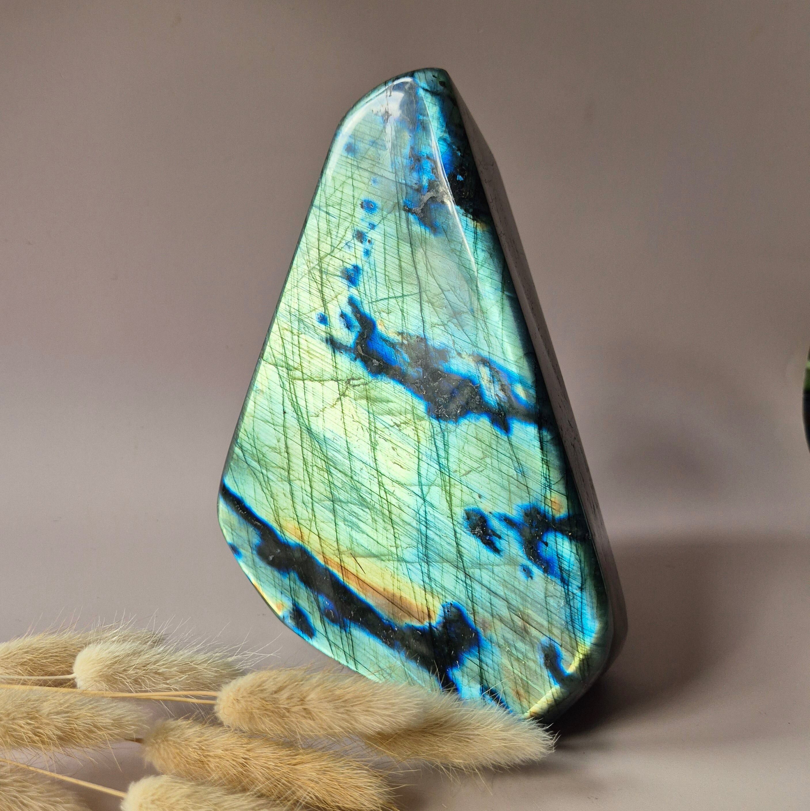 XXL-Labradorit-Freiform-Edelstein, 3084 g – Intensiver Lichtblitz & Spiritueller Schutz