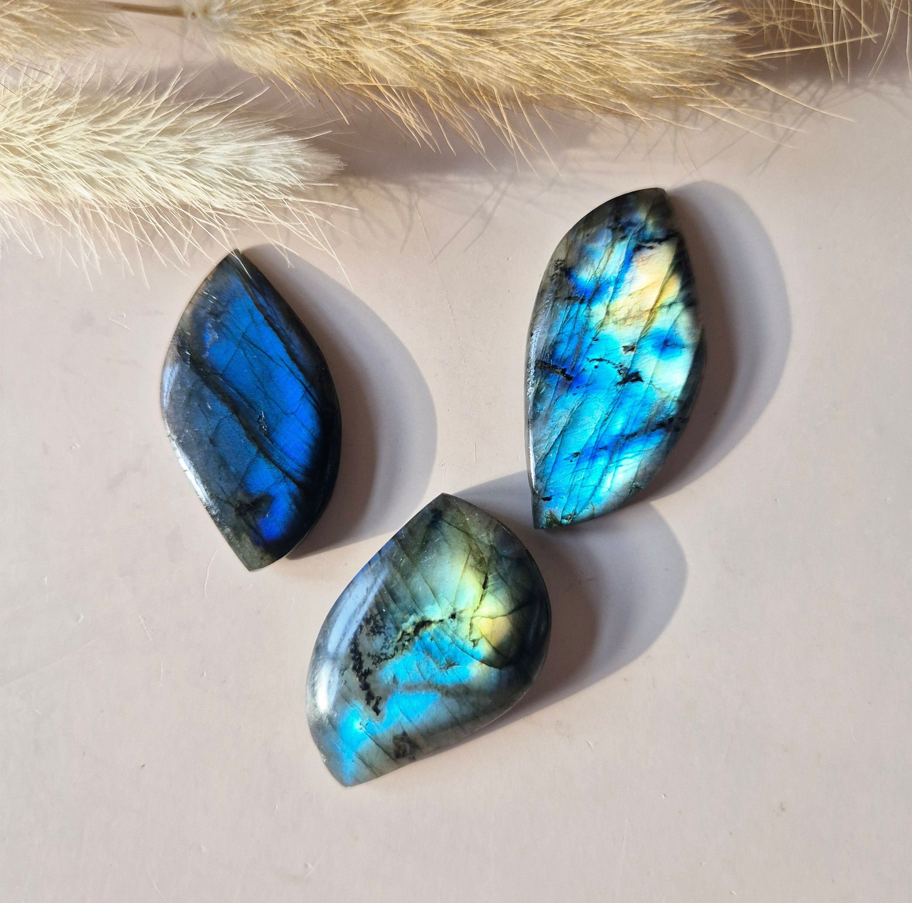 Labradoritblatt – Edelsteinschnitzerei mit Blitz (+/-3 cm) (Schmuckcabochon)