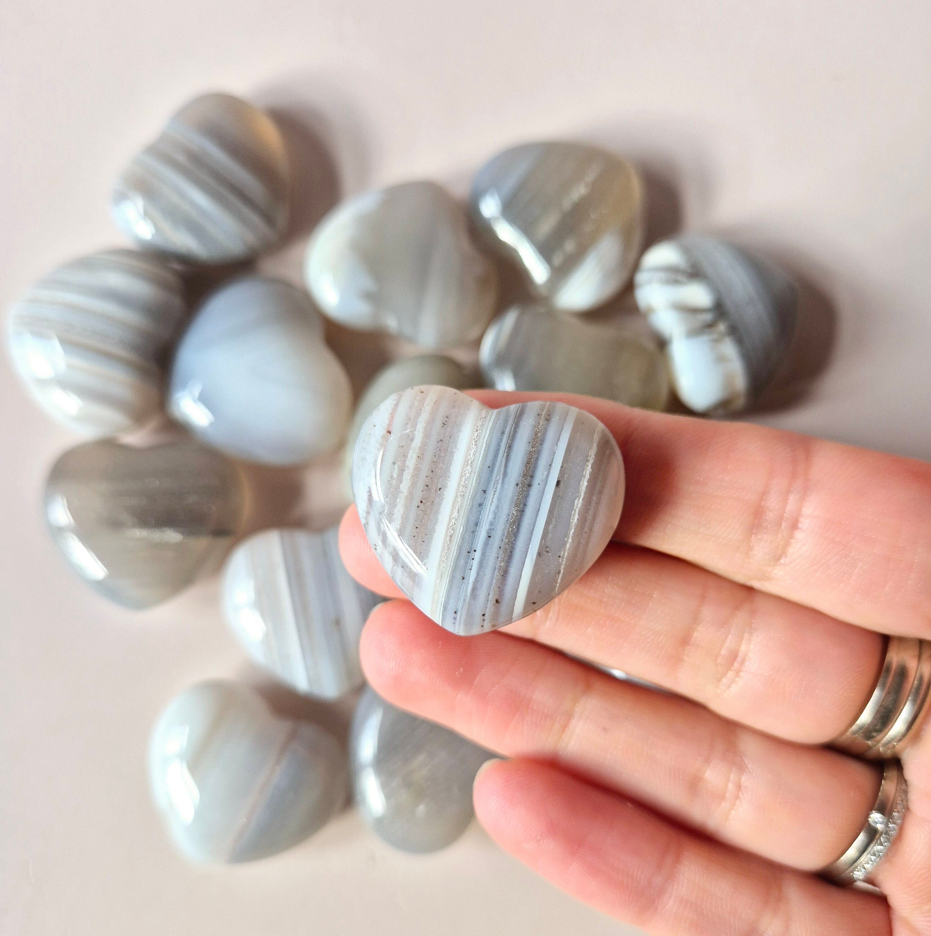 Herzförmiger Handschmeichler aus grauem Achat, 3 cm – Sorgenstein für die Hand (grauer Achat)