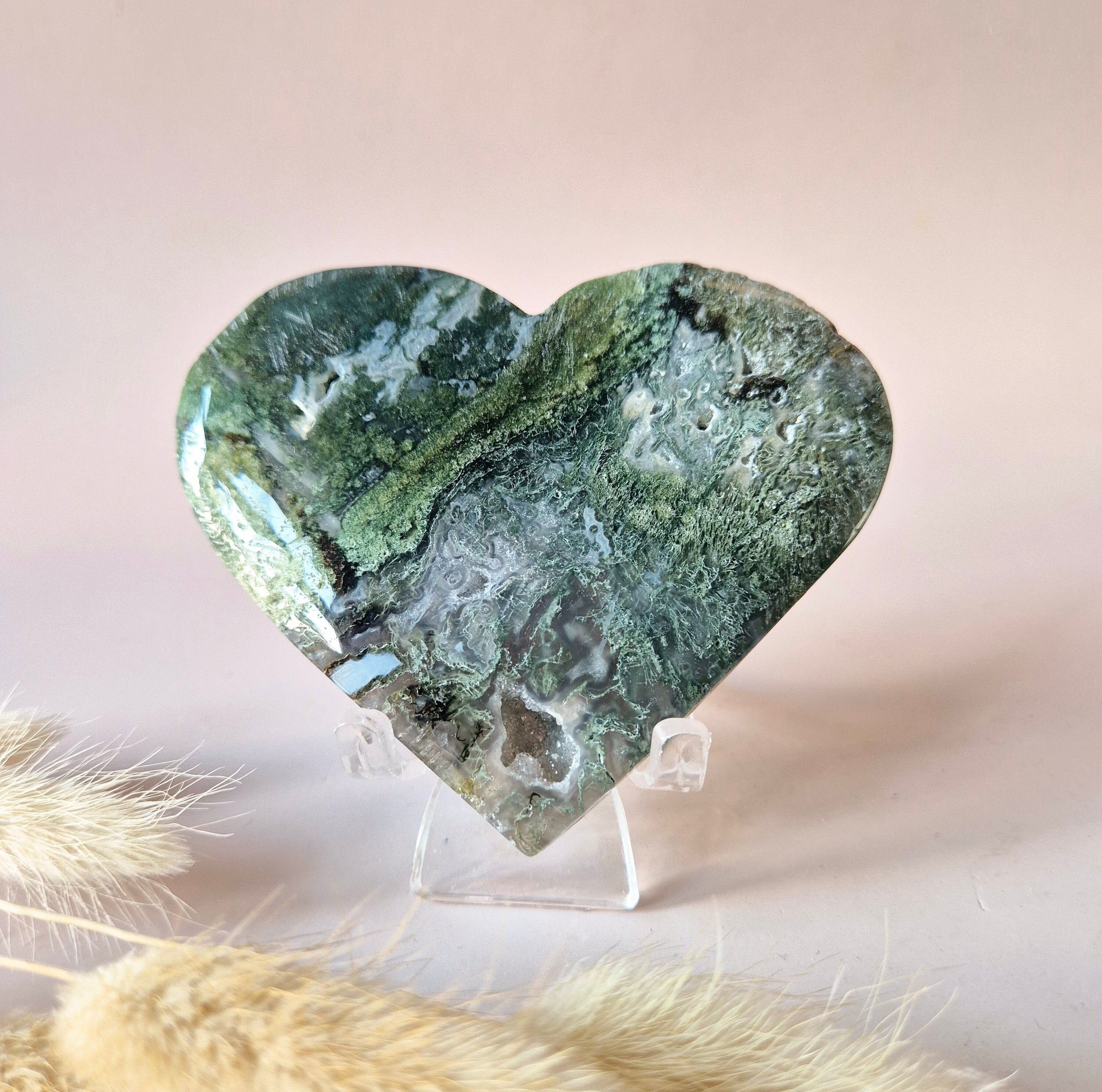 Edelstein-Druse-Moosachat-Herz auf Metallständer – Nr. 121 130-150 Gramm