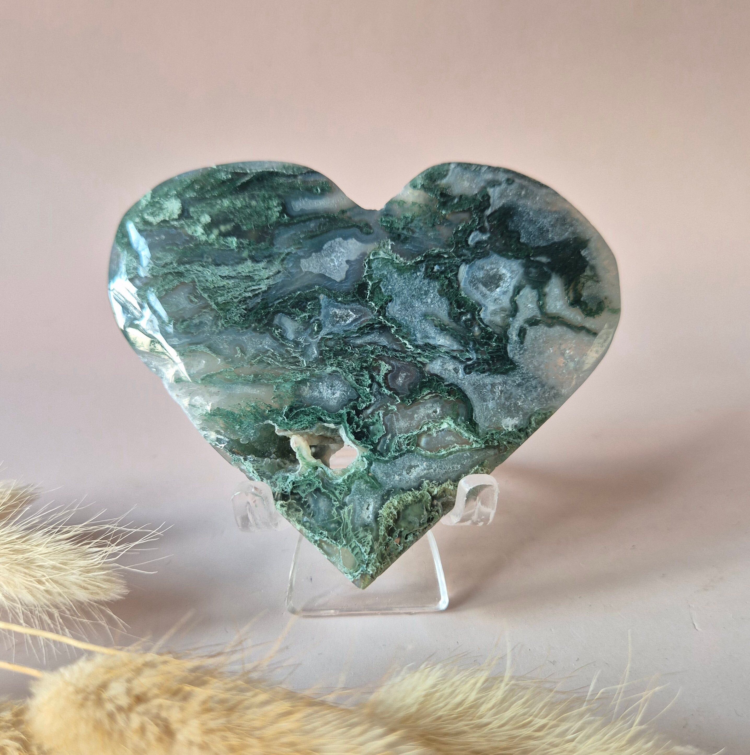Edelstein-Druse-Moosachat-Herz auf Metallständer – Nr. 122 130-150 Gramm