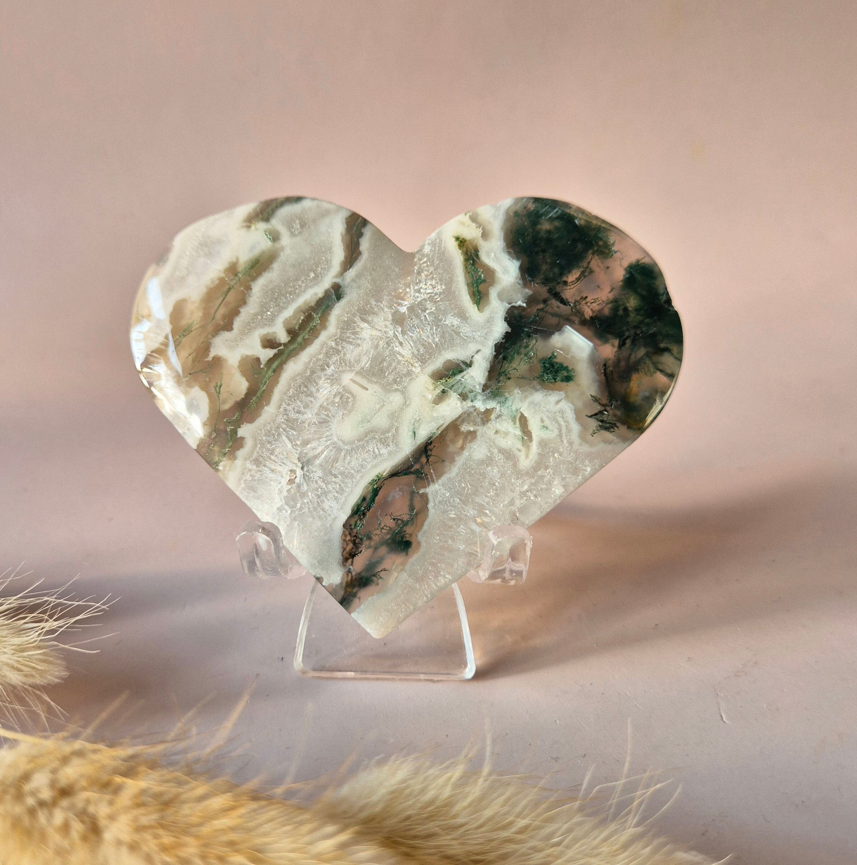 Edelstein-Druse-Moosachat-Herz auf Metallständer – Nr. 123 130-150 Gramm