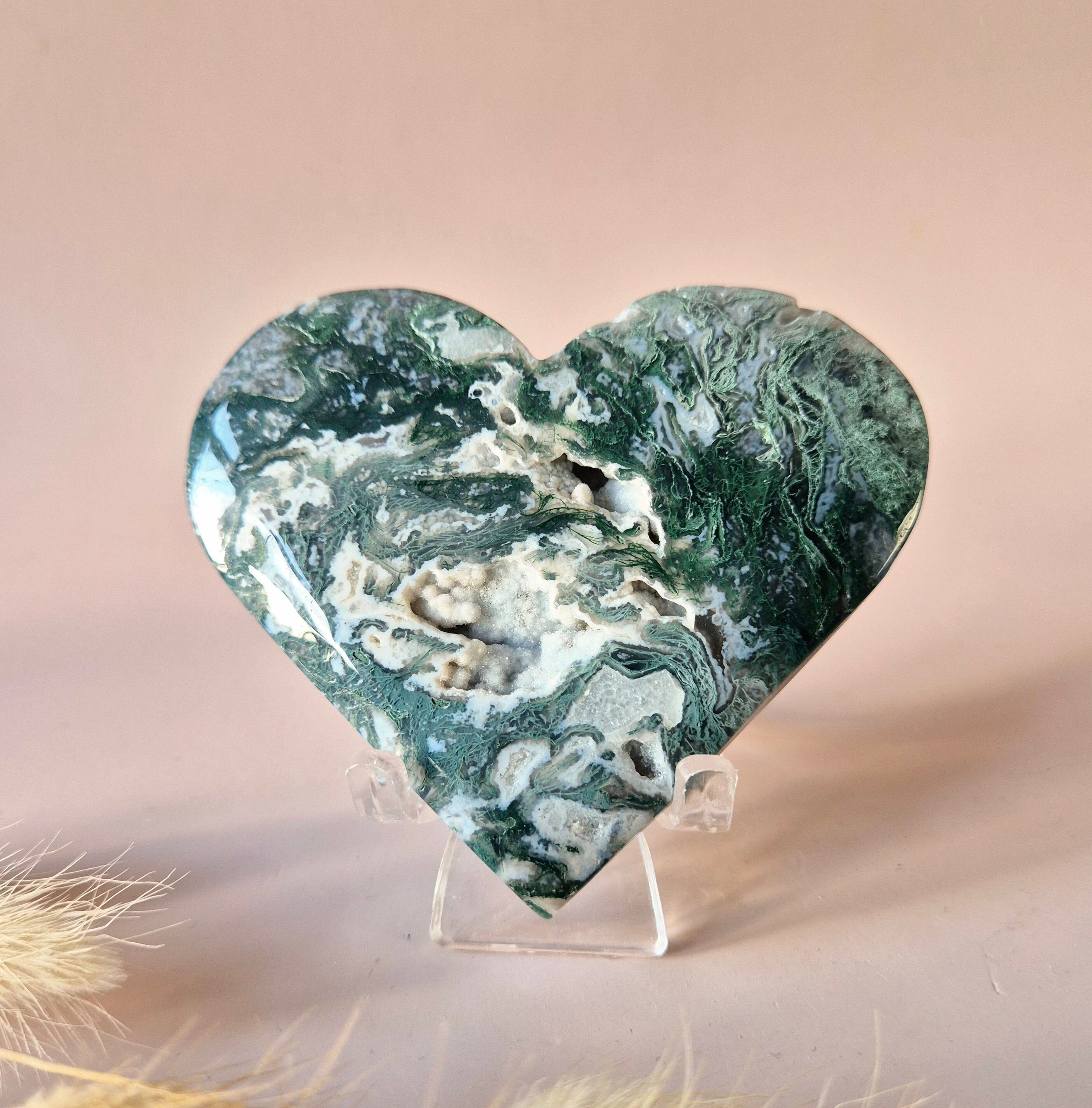 Edelstein-Druse-Moosachat-Herz auf Metallständer – Nr. 124 130-150 Gramm