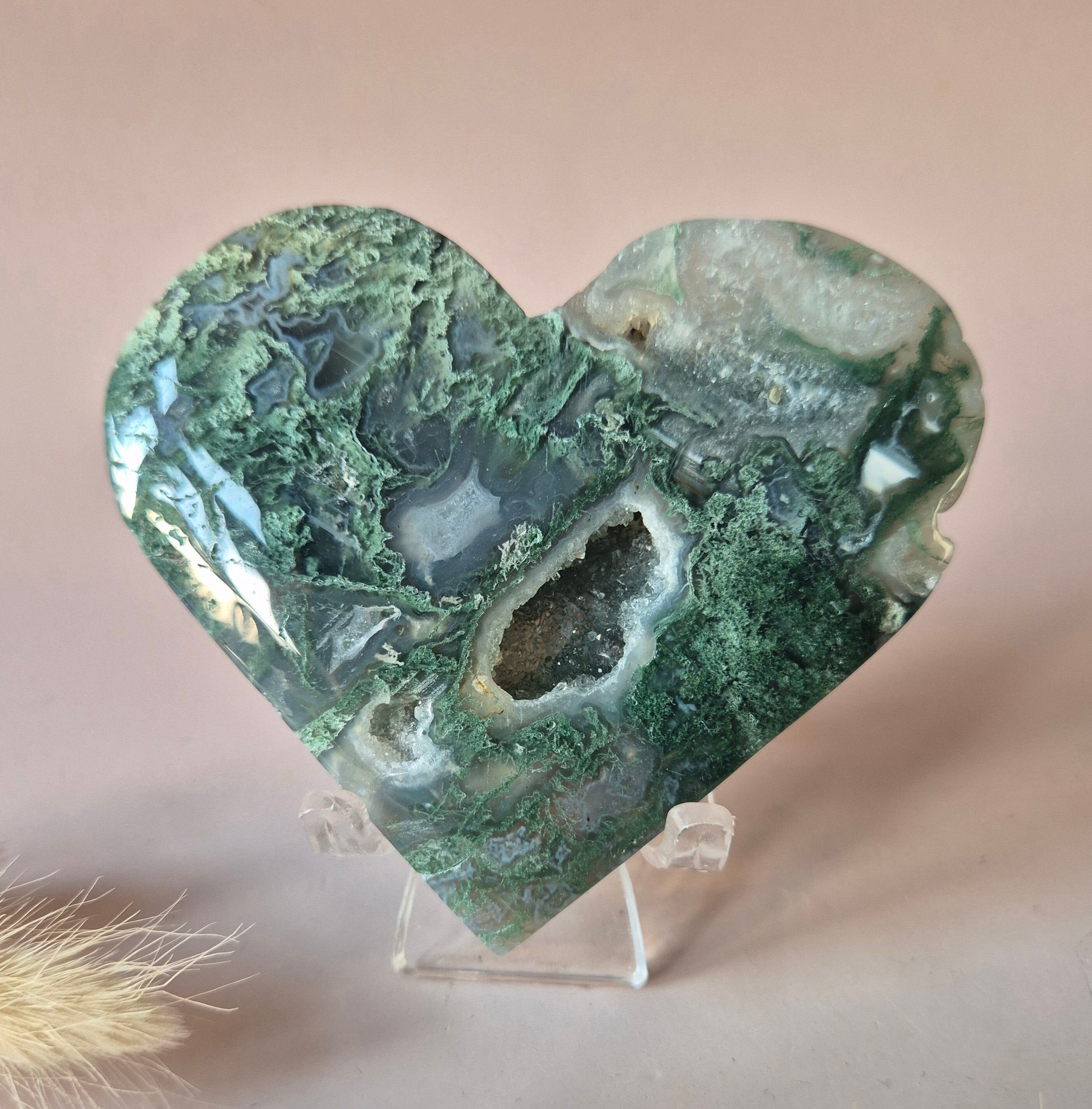 Edelstein-Druse-Moosachat-Herz auf Metallständer – Nr. 126 130-150 Gramm
