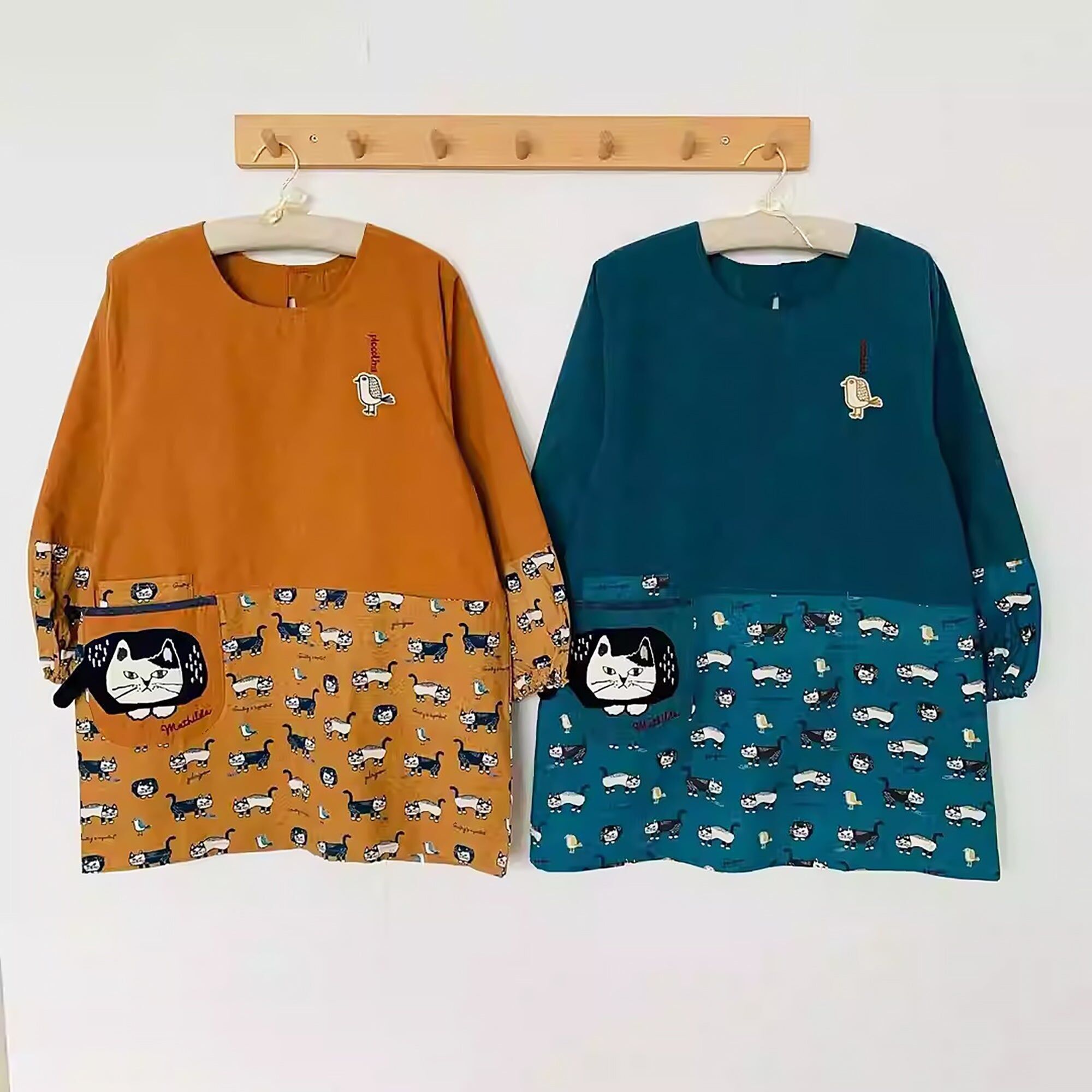 Grembiule a maniche lunghe Kusuguru con motivo a gatto