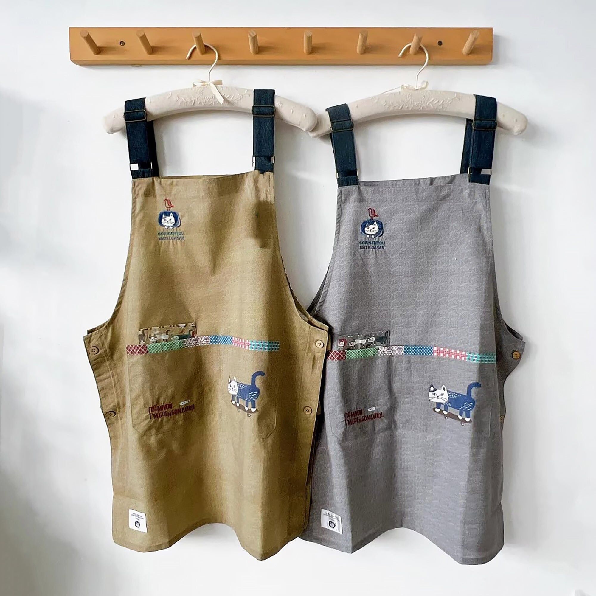 Grembiule reversibile Kusuguru con motivo a gatto